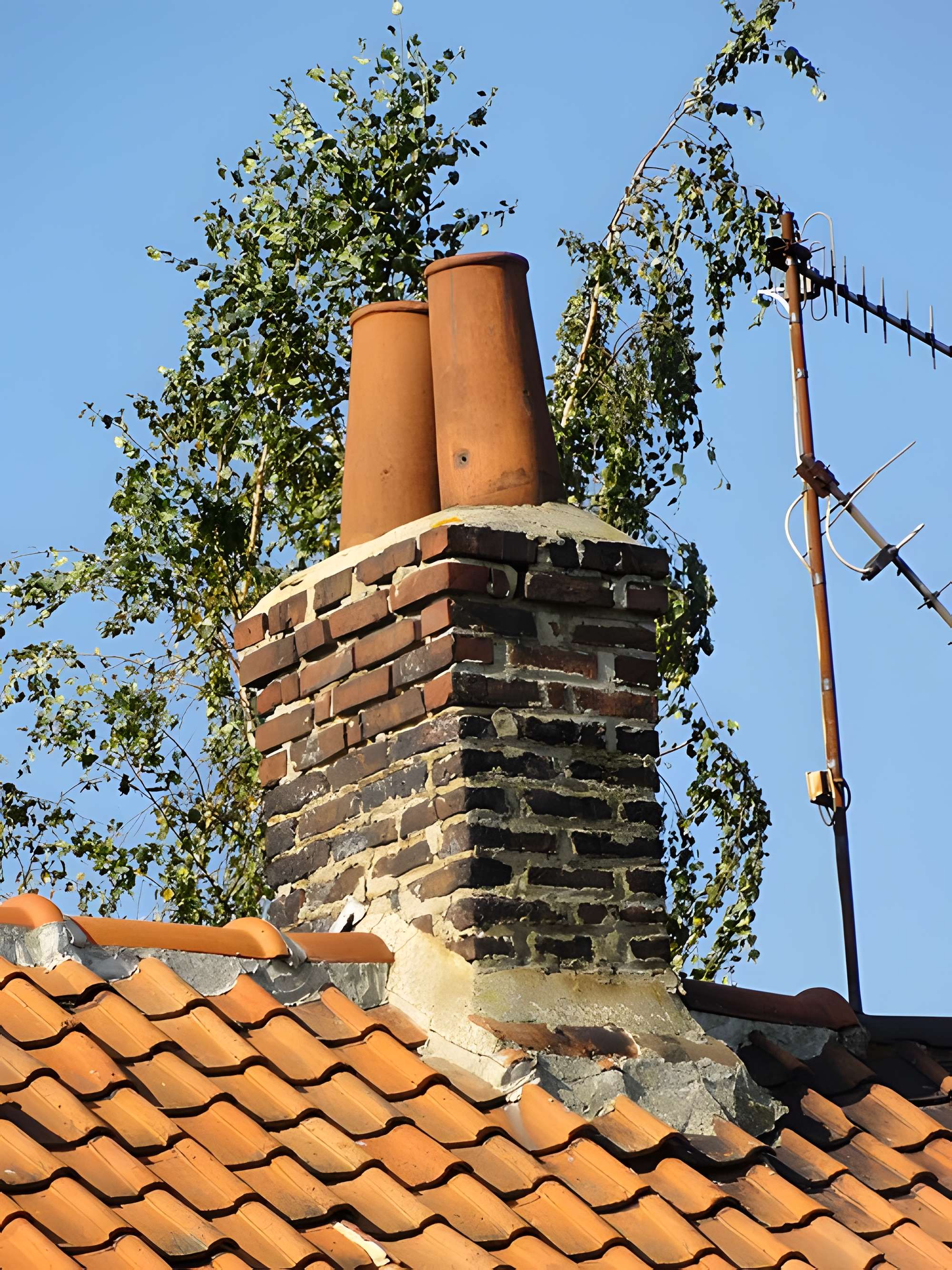 Cité des Electriciens (ancien coron de la fosse n° 2 dite du Mont-Blanc) , située en bordure de la rue Anatole-France et constitué de la totalité des rues Ampère, Branly, Coulomb, Edison, Faraday, Franklin, Gramme, Laplace, Marconi, Volta