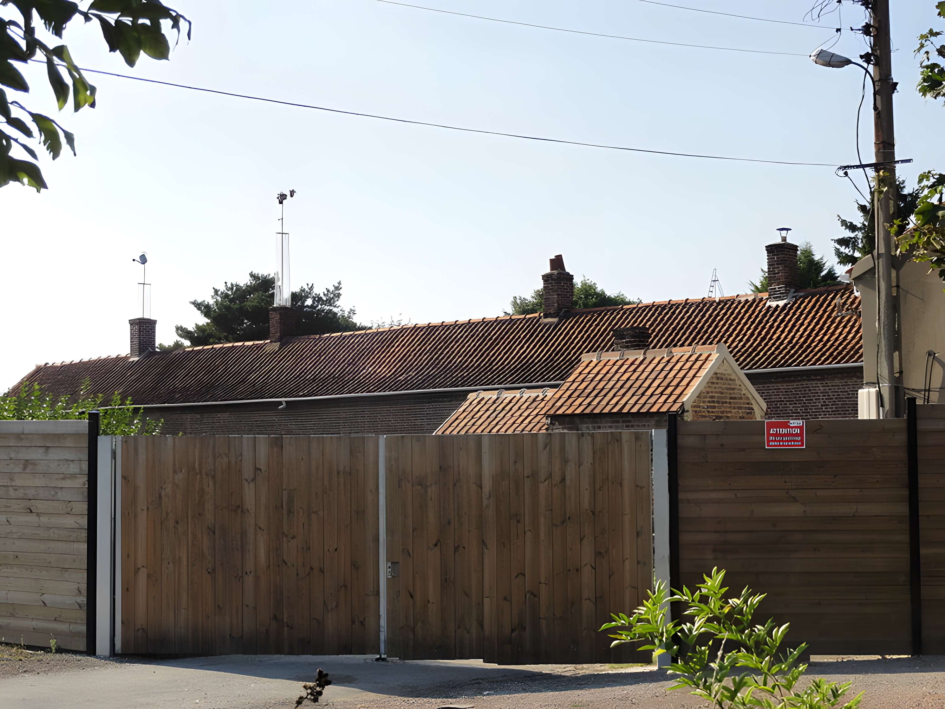 Cité des Electriciens (ancien coron de la fosse n° 2 dite du Mont-Blanc) , située en bordure de la rue Anatole-France et constitué de la totalité des rues Ampère, Branly, Coulomb, Edison, Faraday, Franklin, Gramme, Laplace, Marconi, Volta