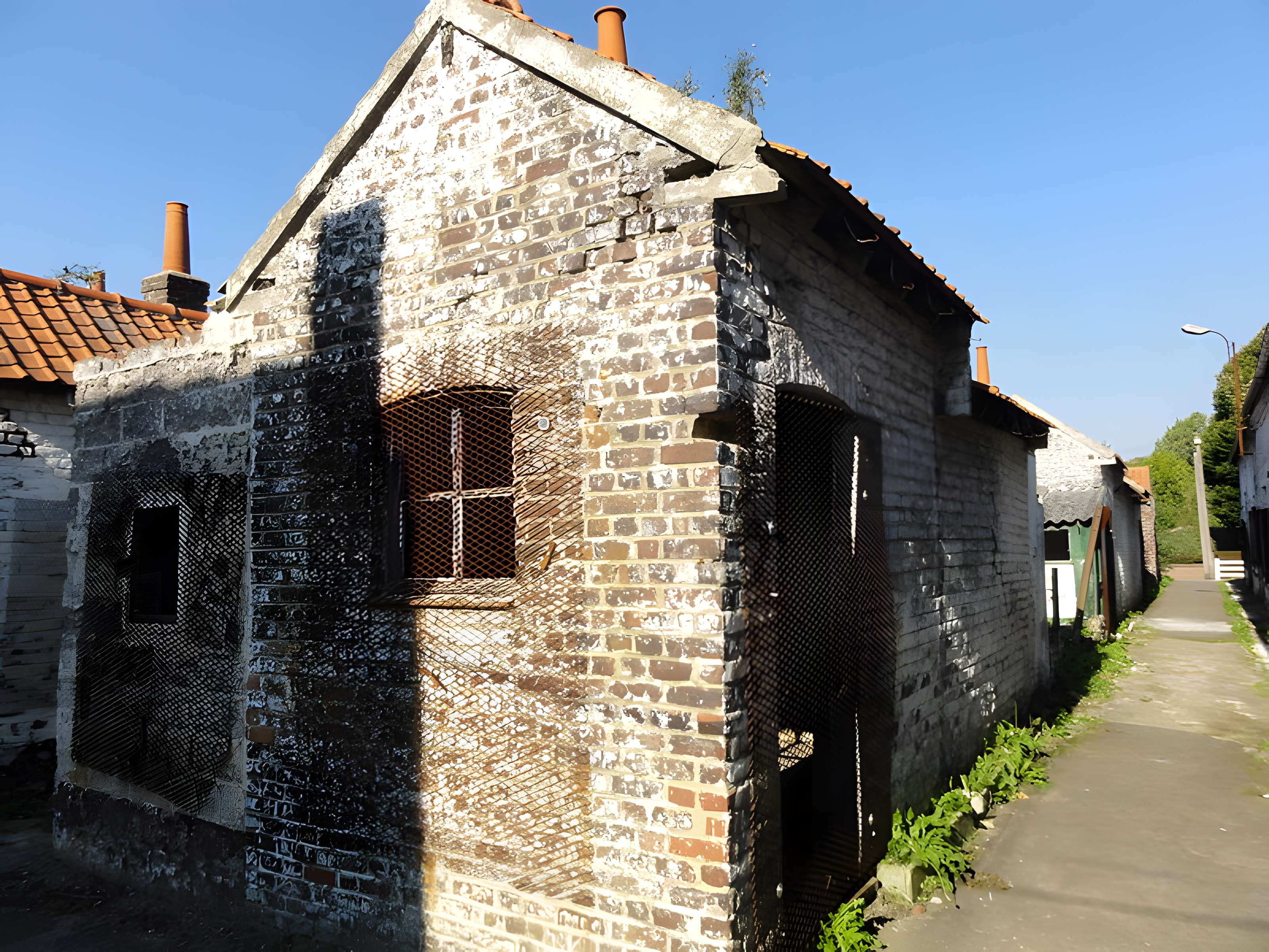 Cité des Electriciens (ancien coron de la fosse n° 2 dite du Mont-Blanc) , située en bordure de la rue Anatole-France et constitué de la totalité des rues Ampère, Branly, Coulomb, Edison, Faraday, Franklin, Gramme, Laplace, Marconi, Volta