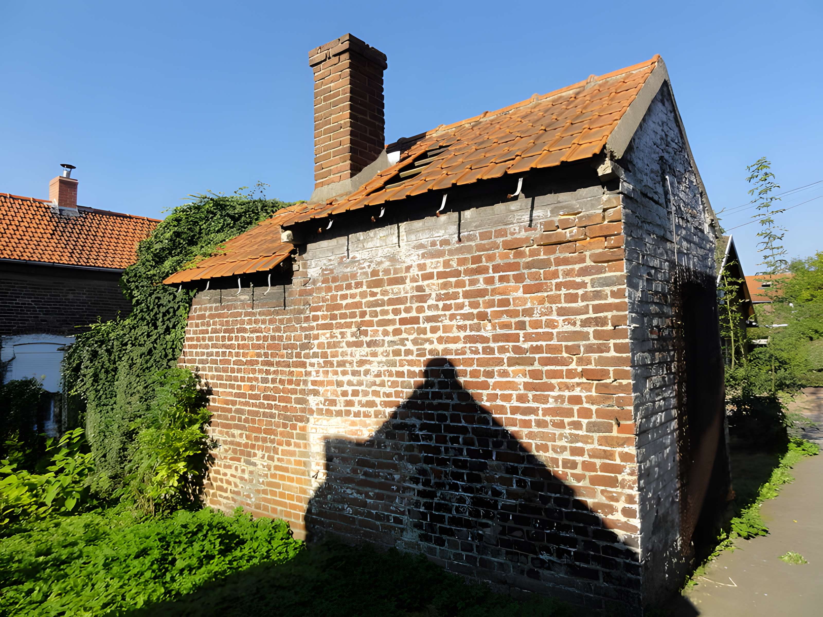 Cité des Electriciens (ancien coron de la fosse n° 2 dite du Mont-Blanc) , située en bordure de la rue Anatole-France et constitué de la totalité des rues Ampère, Branly, Coulomb, Edison, Faraday, Franklin, Gramme, Laplace, Marconi, Volta