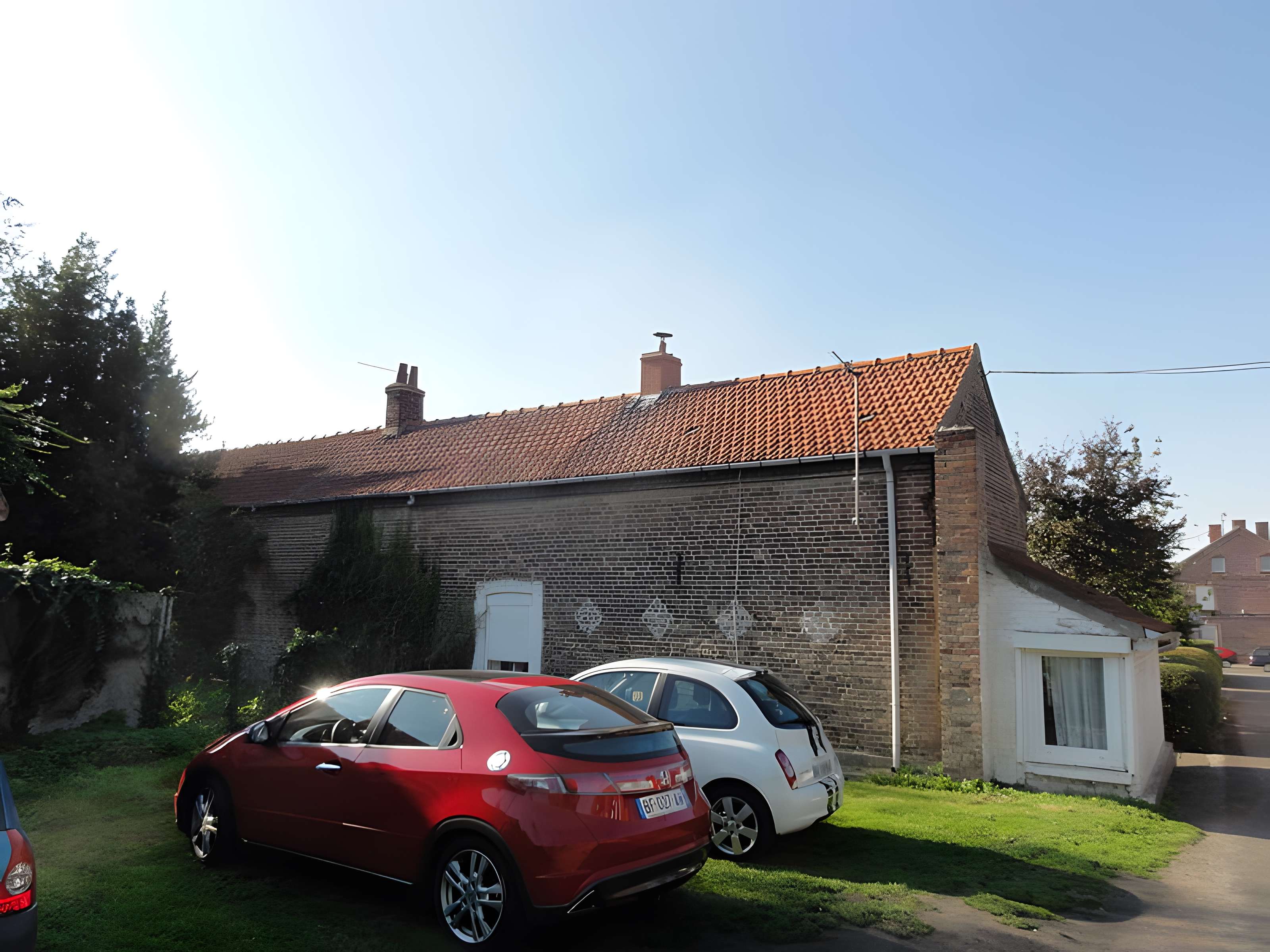 Cité des Electriciens (ancien coron de la fosse n° 2 dite du Mont-Blanc) , située en bordure de la rue Anatole-France et constitué de la totalité des rues Ampère, Branly, Coulomb, Edison, Faraday, Franklin, Gramme, Laplace, Marconi, Volta