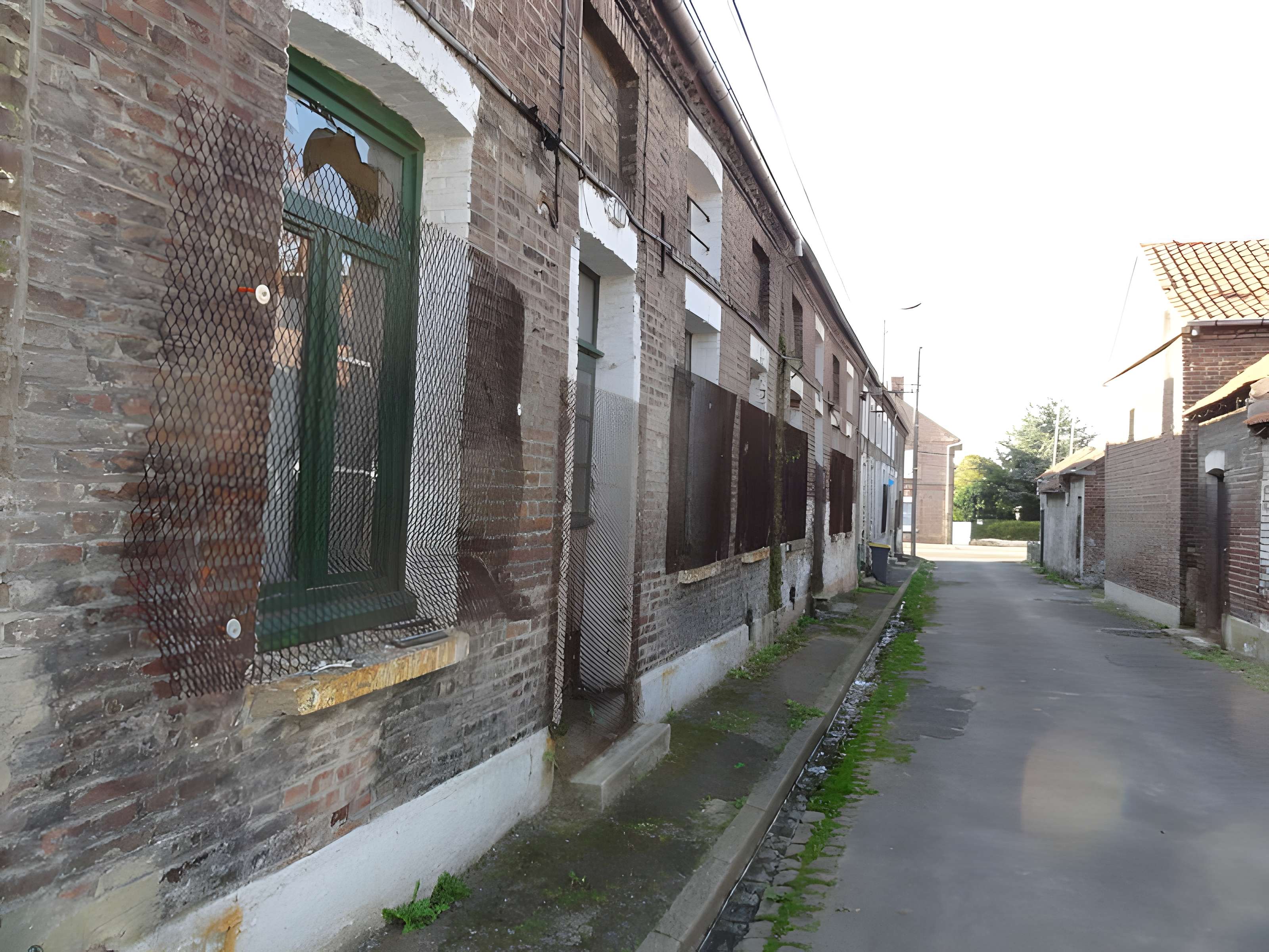 Cité des Electriciens (ancien coron de la fosse n° 2 dite du Mont-Blanc) , située en bordure de la rue Anatole-France et constitué de la totalité des rues Ampère, Branly, Coulomb, Edison, Faraday, Franklin, Gramme, Laplace, Marconi, Volta