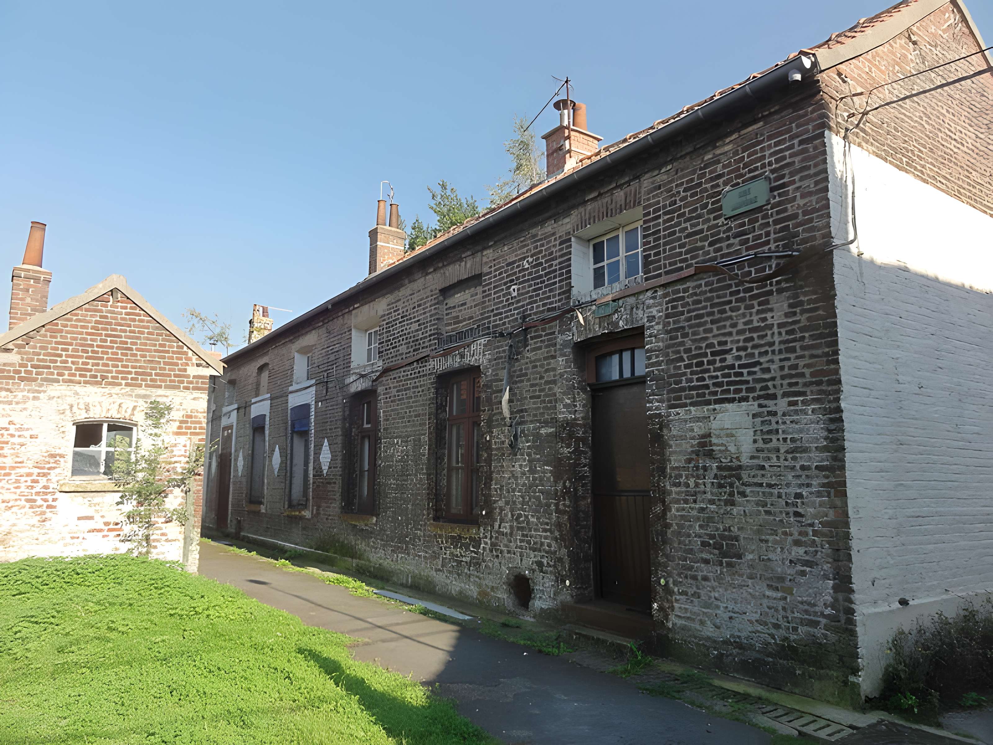 Cité des Electriciens (ancien coron de la fosse n° 2 dite du Mont-Blanc) , située en bordure de la rue Anatole-France et constitué de la totalité des rues Ampère, Branly, Coulomb, Edison, Faraday, Franklin, Gramme, Laplace, Marconi, Volta