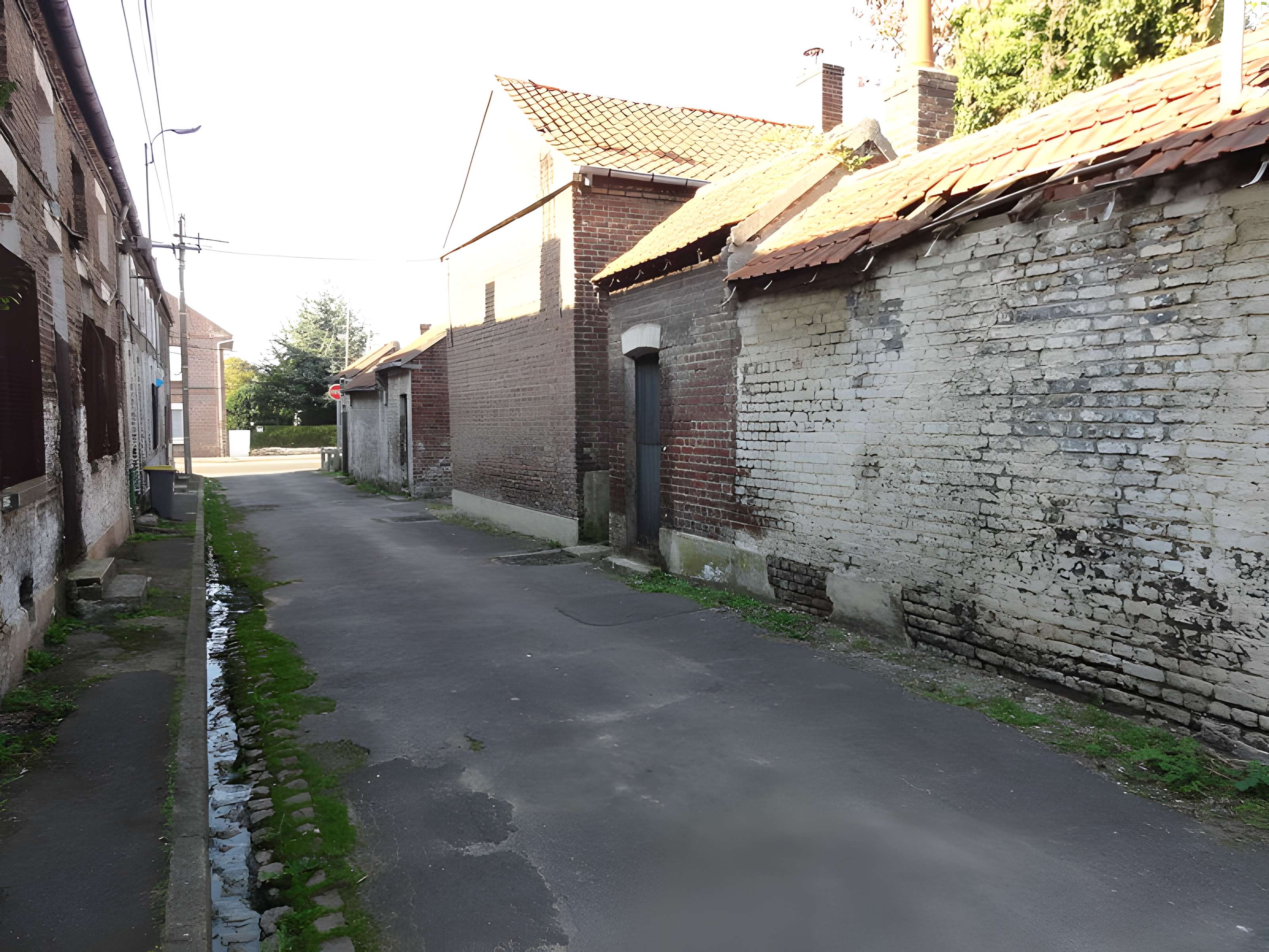 Cité des Electriciens (ancien coron de la fosse n° 2 dite du Mont-Blanc) , située en bordure de la rue Anatole-France et constitué de la totalité des rues Ampère, Branly, Coulomb, Edison, Faraday, Franklin, Gramme, Laplace, Marconi, Volta