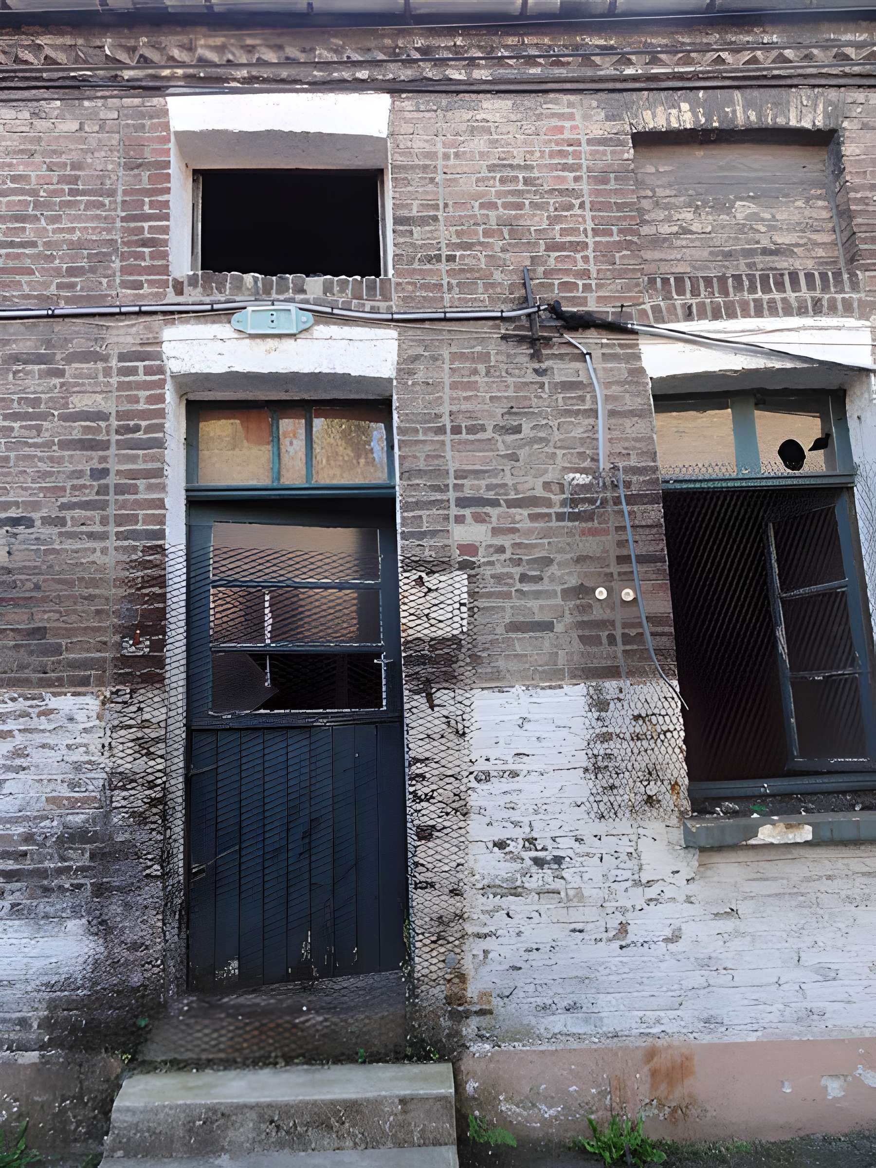 Cité des Electriciens (ancien coron de la fosse n° 2 dite du Mont-Blanc) , située en bordure de la rue Anatole-France et constitué de la totalité des rues Ampère, Branly, Coulomb, Edison, Faraday, Franklin, Gramme, Laplace, Marconi, Volta