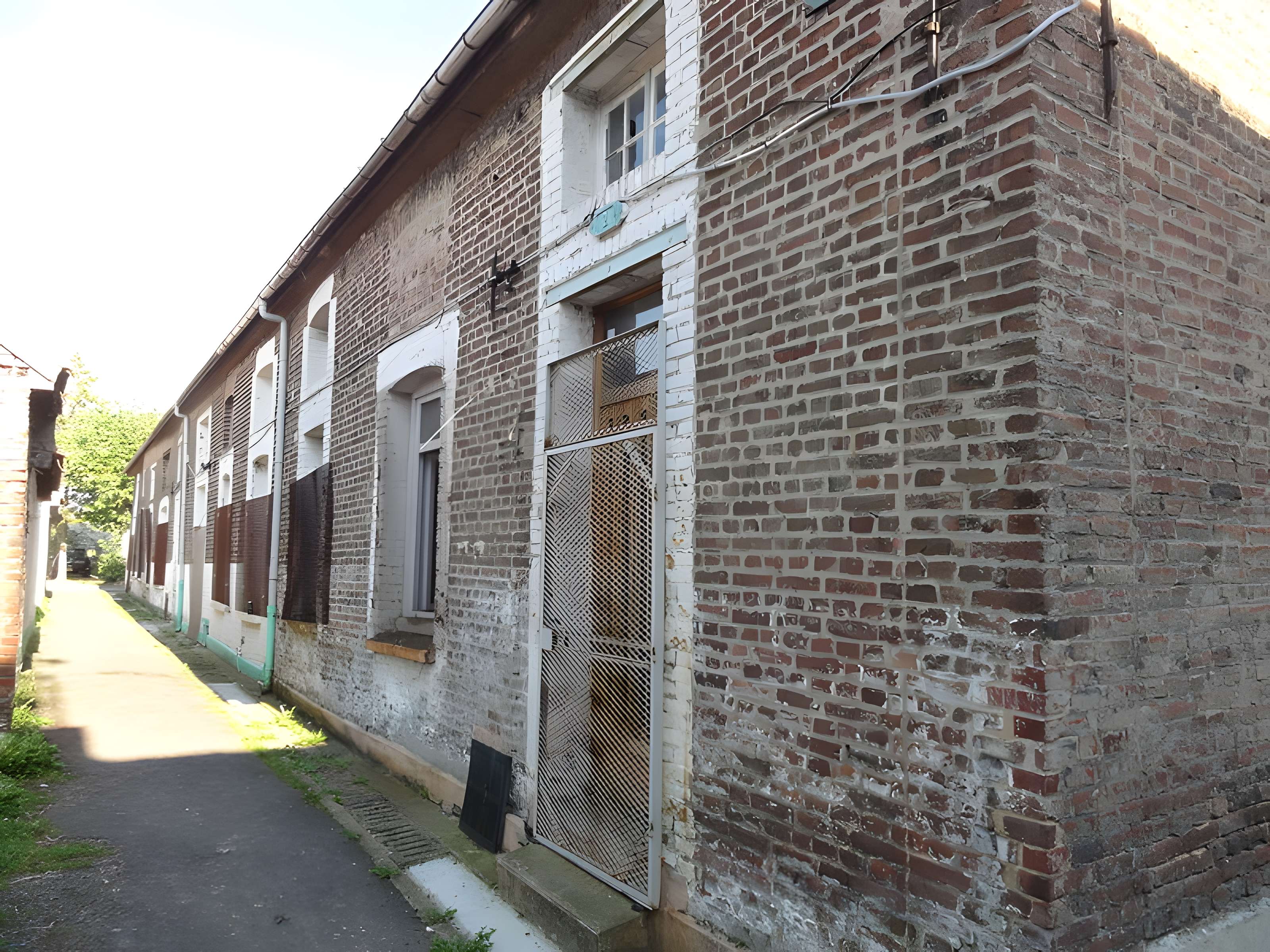 Cité des Electriciens (ancien coron de la fosse n° 2 dite du Mont-Blanc) , située en bordure de la rue Anatole-France et constitué de la totalité des rues Ampère, Branly, Coulomb, Edison, Faraday, Franklin, Gramme, Laplace, Marconi, Volta