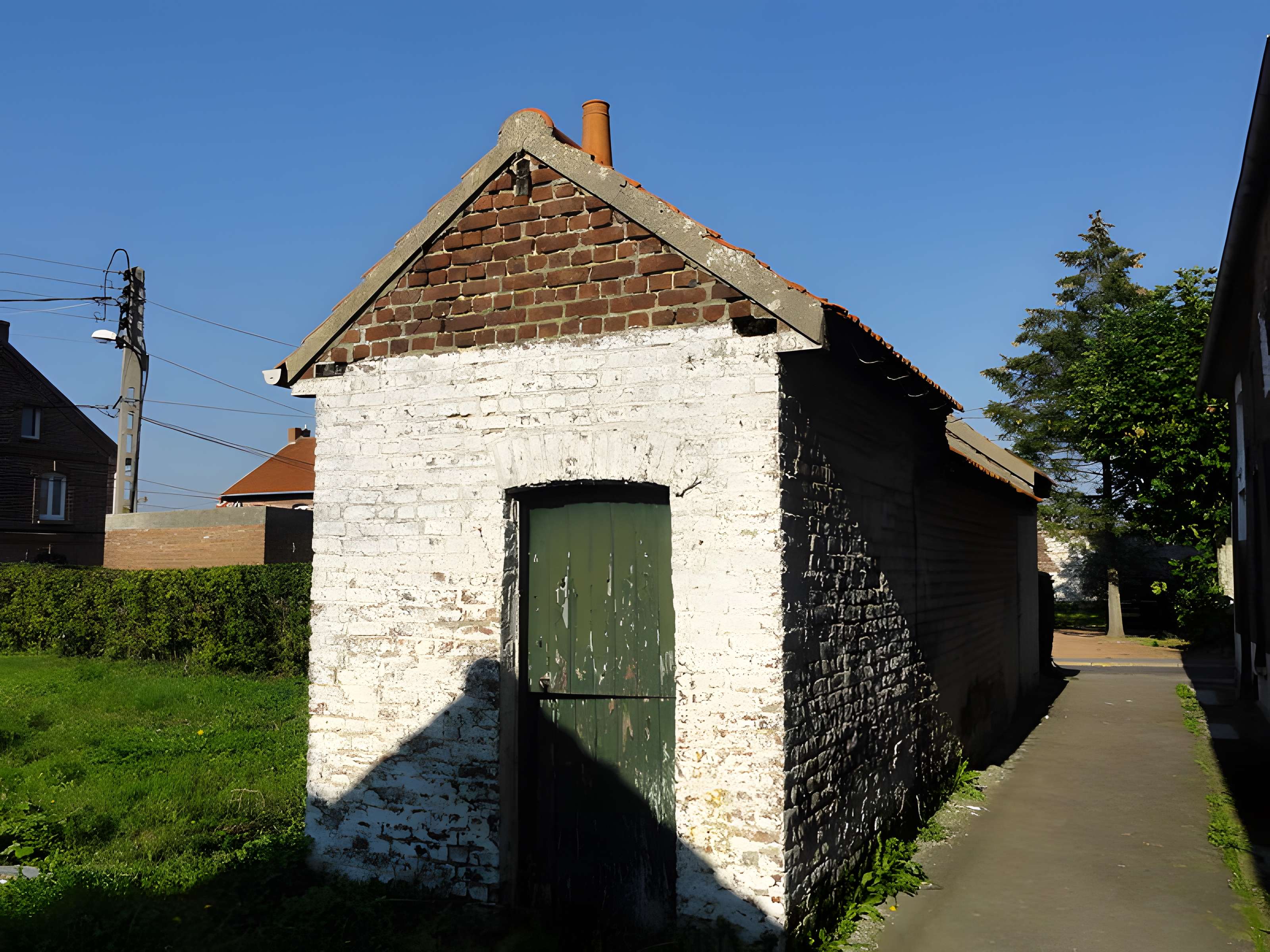 Cité des Electriciens (ancien coron de la fosse n° 2 dite du Mont-Blanc) , située en bordure de la rue Anatole-France et constitué de la totalité des rues Ampère, Branly, Coulomb, Edison, Faraday, Franklin, Gramme, Laplace, Marconi, Volta