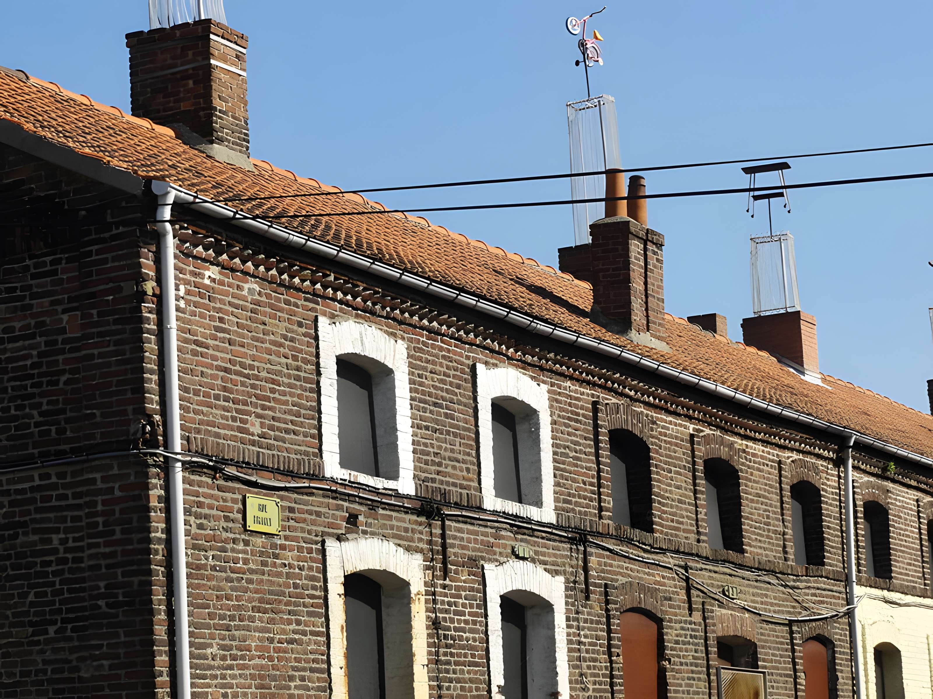 Cité des Electriciens (ancien coron de la fosse n° 2 dite du Mont-Blanc) , située en bordure de la rue Anatole-France et constitué de la totalité des rues Ampère, Branly, Coulomb, Edison, Faraday, Franklin, Gramme, Laplace, Marconi, Volta