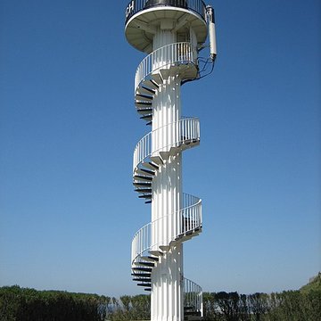 Phare de la pointe dAlprech, situé au bout de la rue du Cap