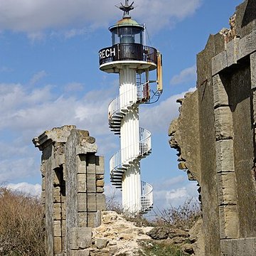 Phare de la pointe dAlprech, situé au bout de la rue du Cap