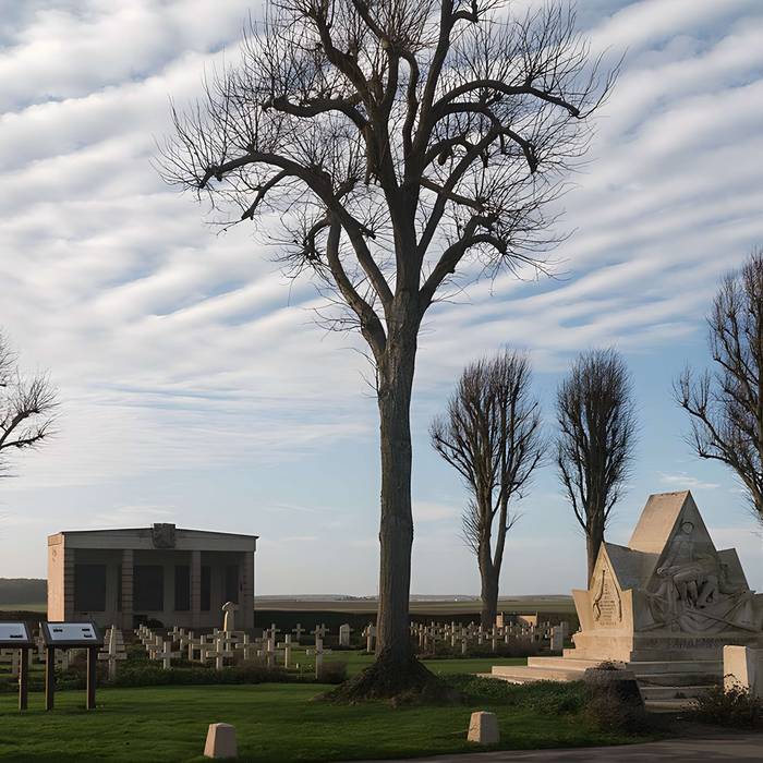 Photo de Ensemble formé par le monument de la Compagnie Nazdar, le cimetière et le mémorial tchécoslovaques