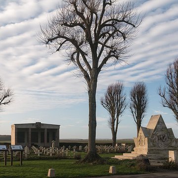 Ensemble formé par le monument de la Compagnie Nazdar, le cimetière et le mémorial tchécoslovaques