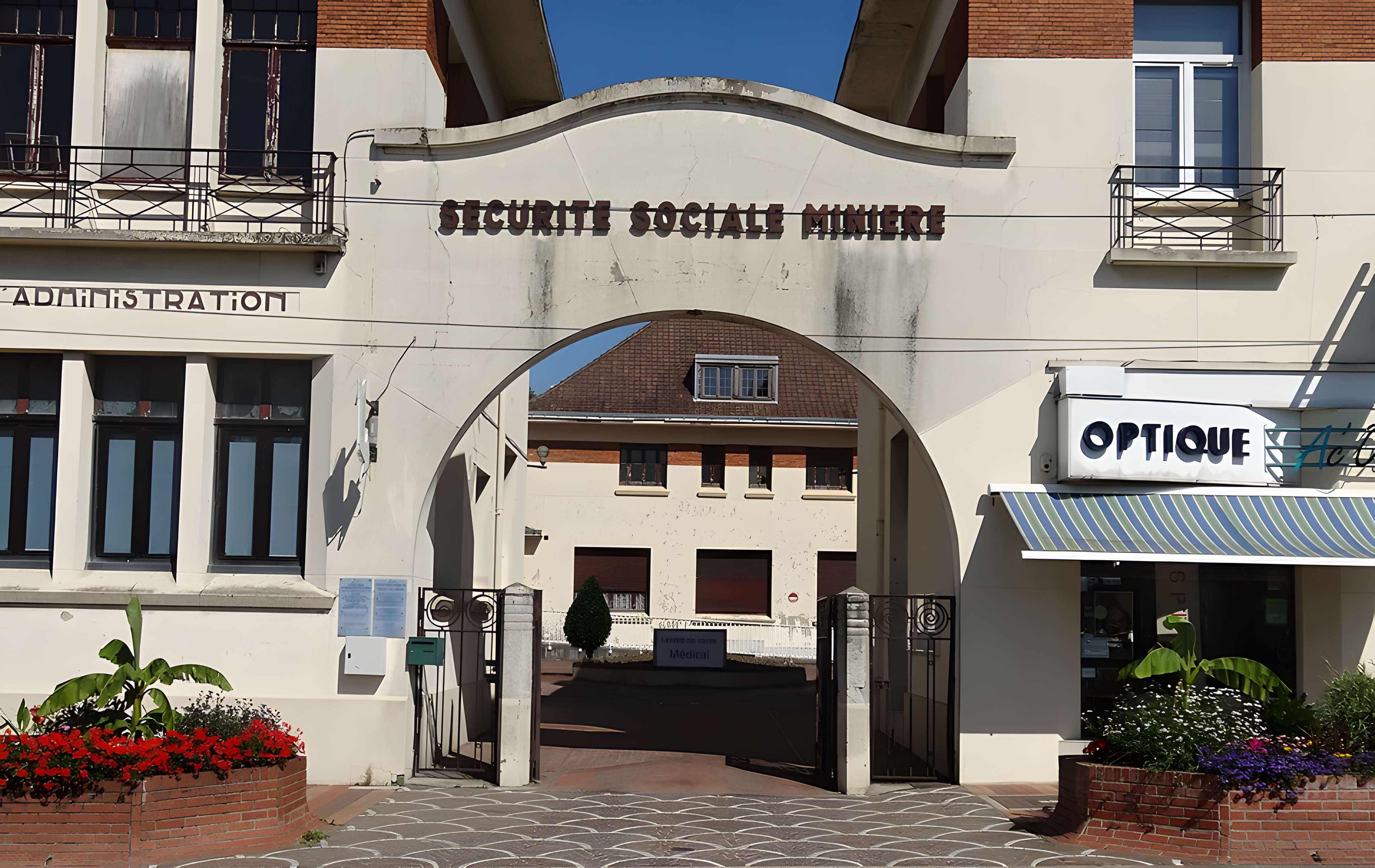 Ancienne pharmacie centrale de la Compagnie des Mines de Vicoigne-Noeux-Drocourt