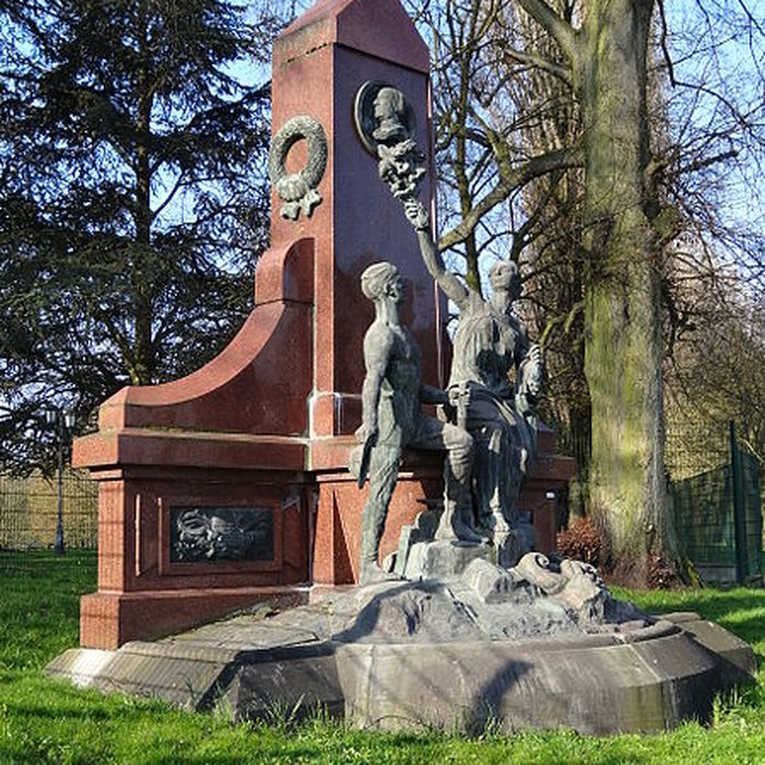 Photo de Monument à madame Declercq dit de la Découverte du Charbon