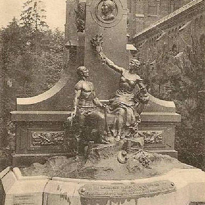 Photo de Monument à madame Declercq dit de la Découverte du Charbon