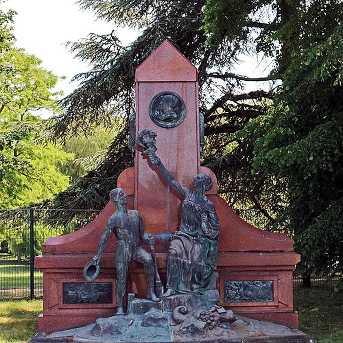 Photo de Monument à madame Declercq dit de la Découverte du Charbon