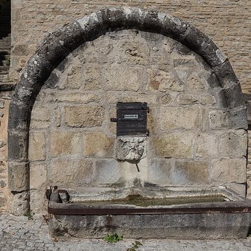 Fontaine du XIIe siècle