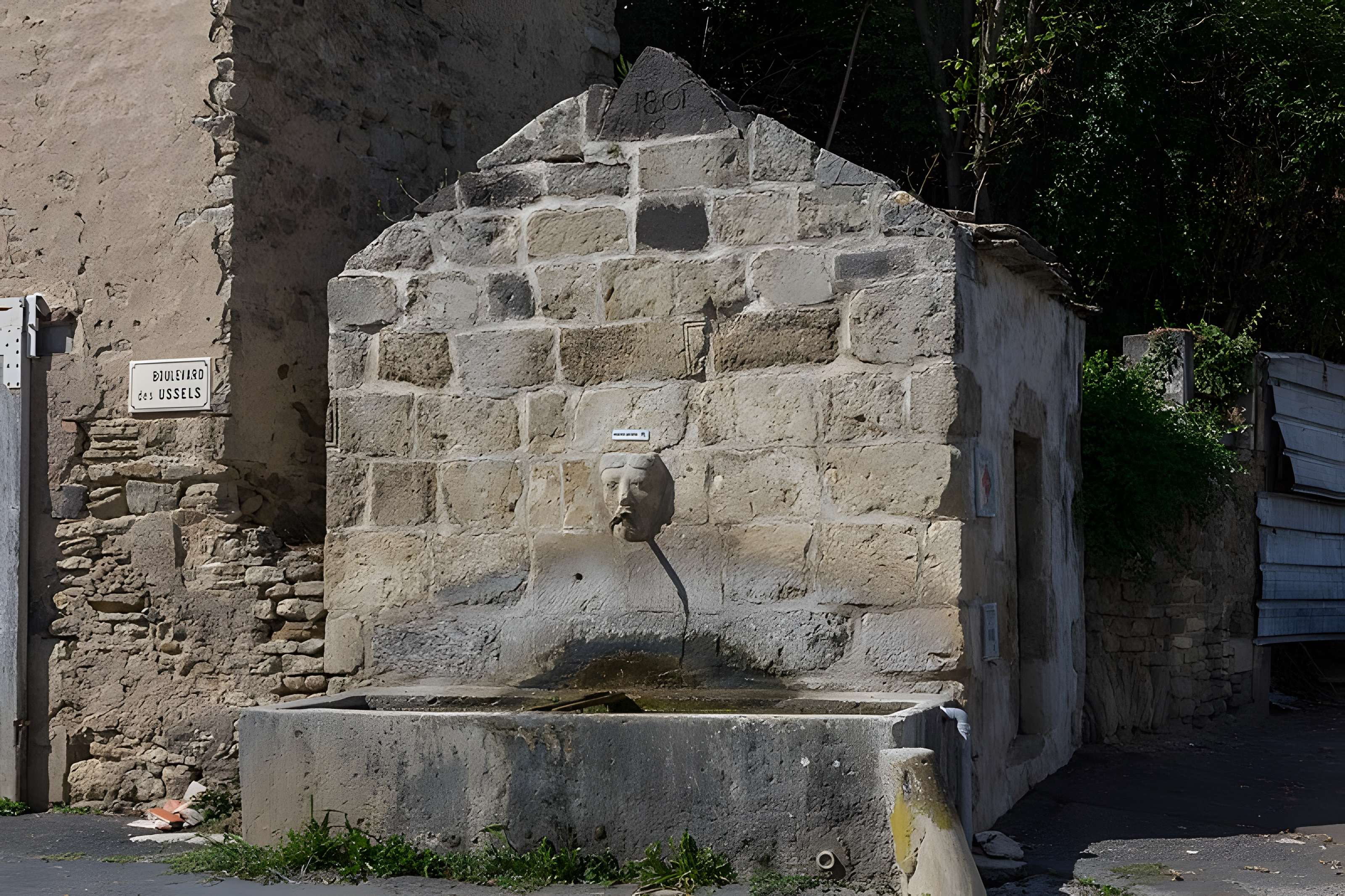Fontaine du XIIe siècle