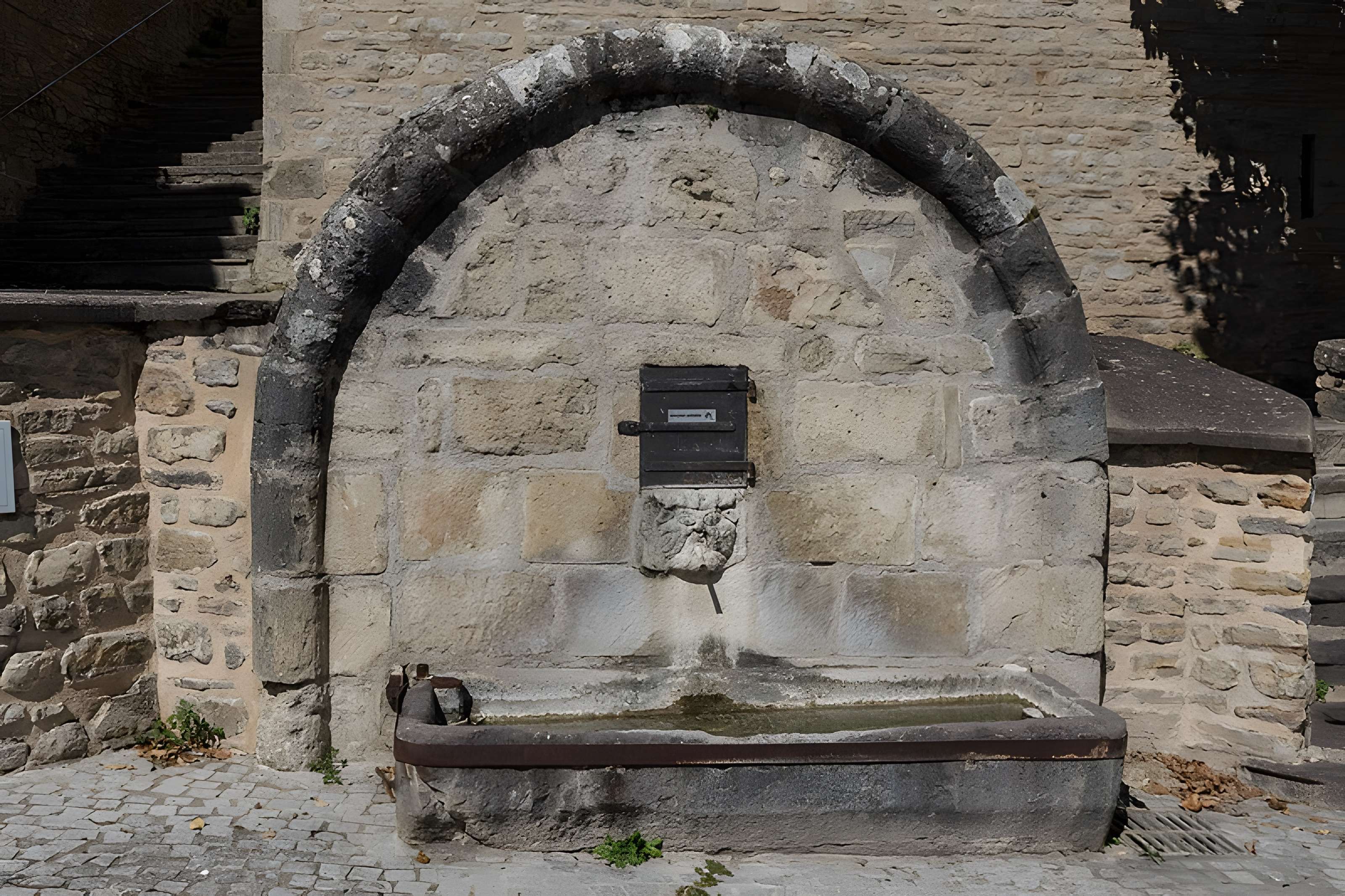 Fontaine du XIIe siècle