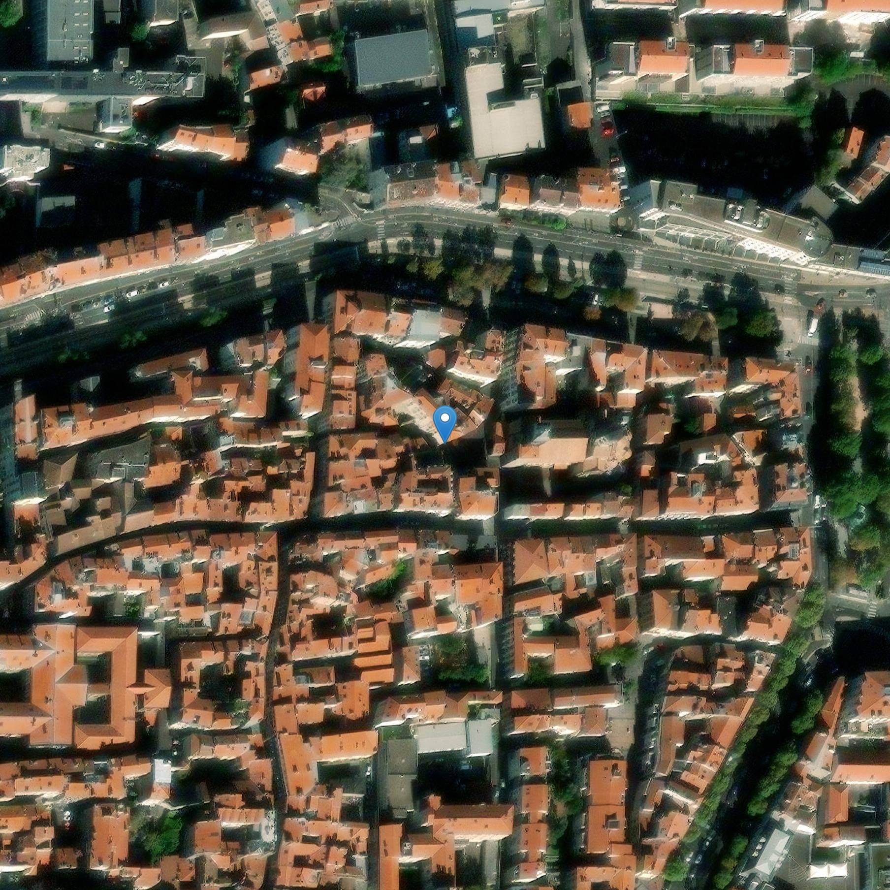 Photo de 建物の中庭にある彫刻されたlintelの噴水