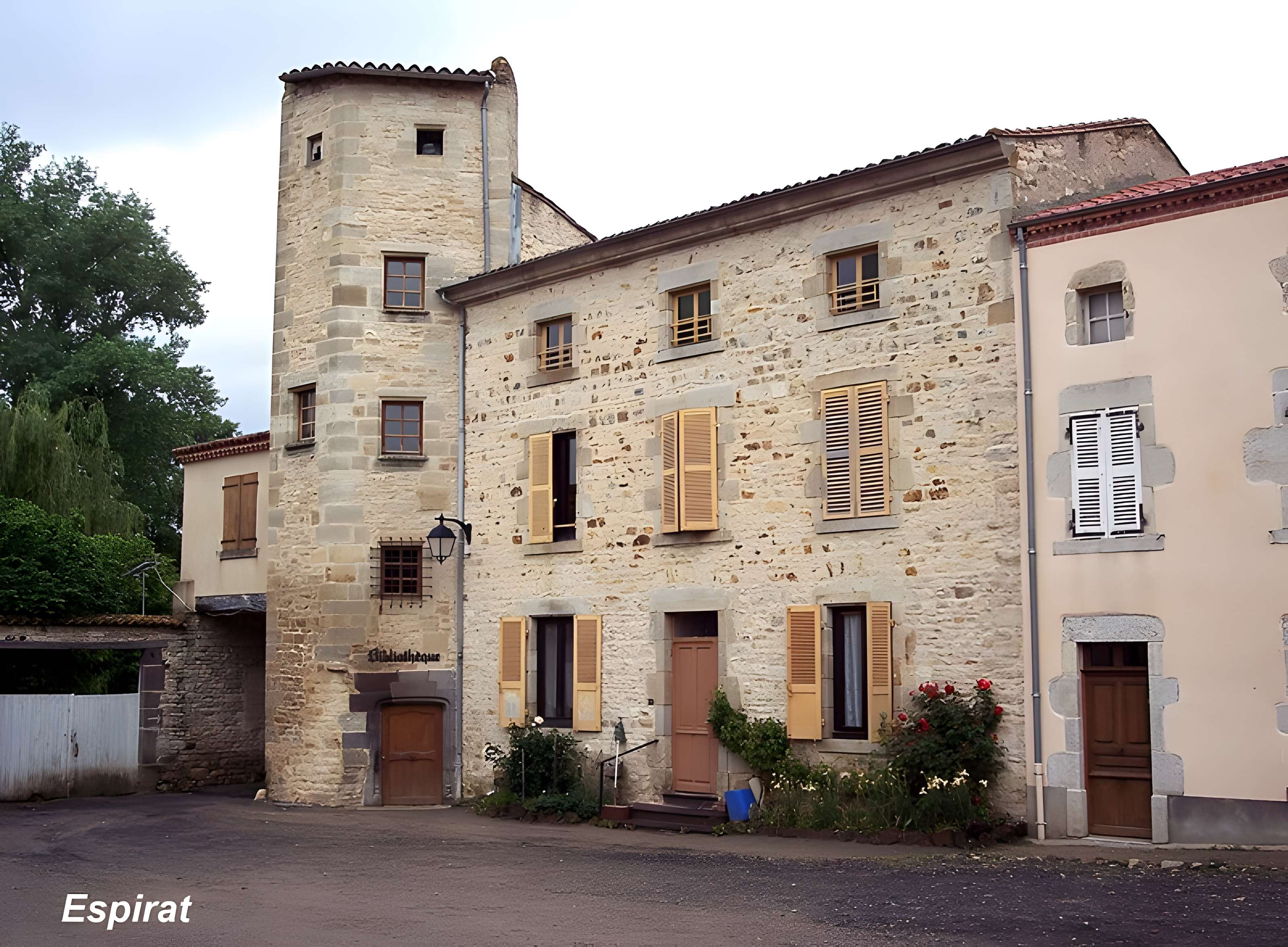 Maison sise au Nord-Ouest de la place de l'Eglise