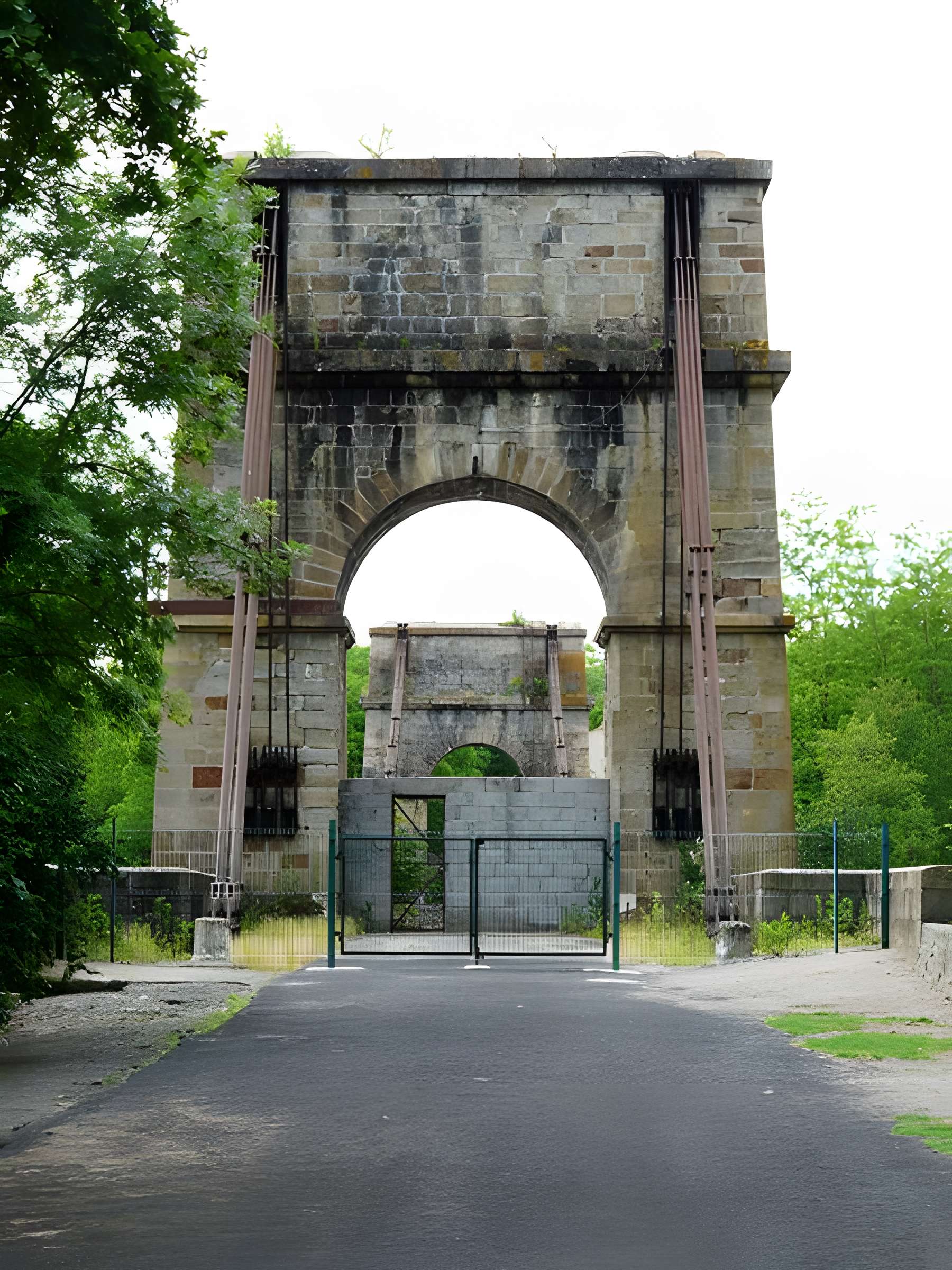 Pont suspendu sur l'Allier