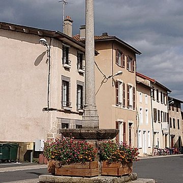 Croix de chemin du XVIe siècle en pierre