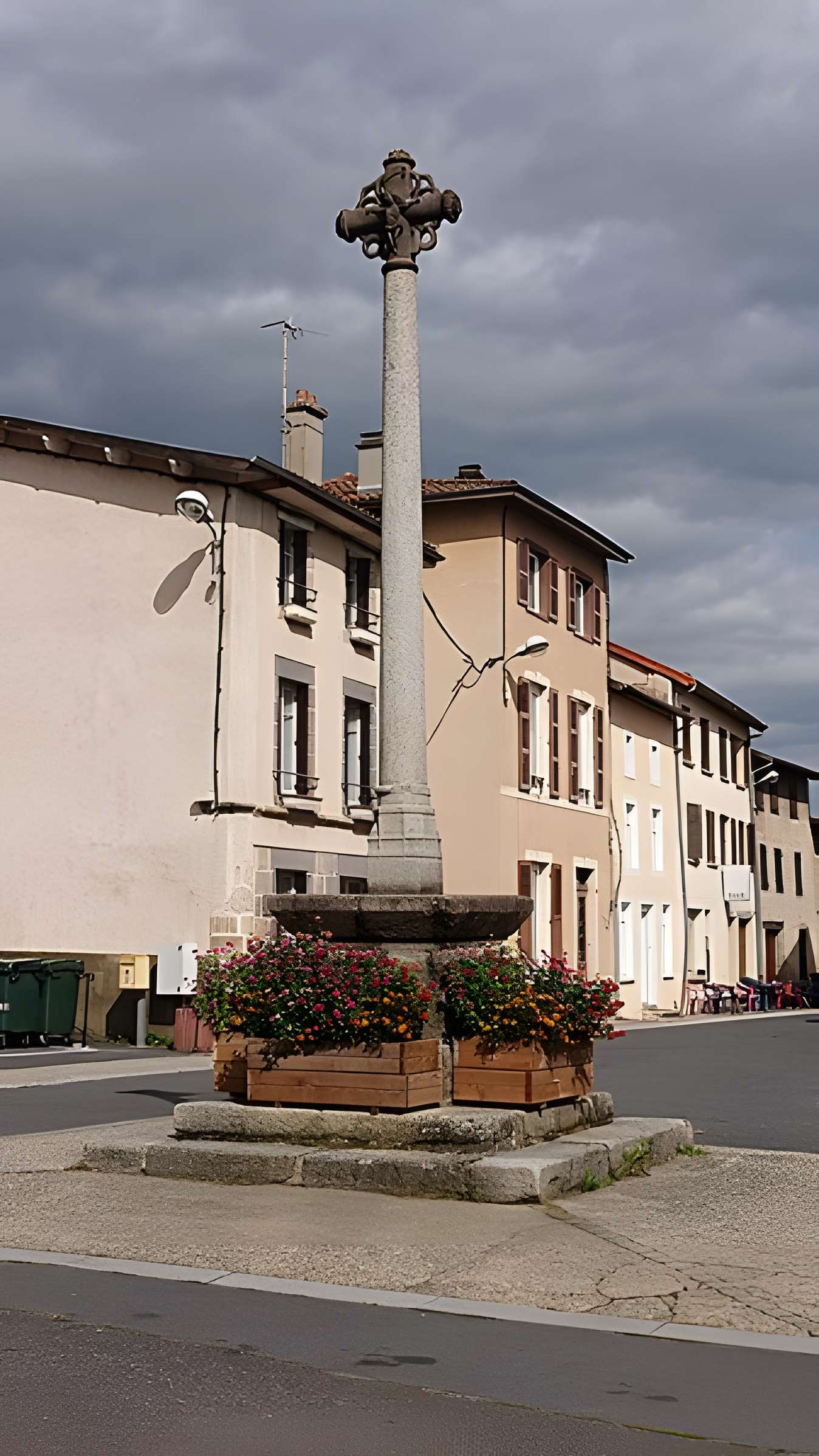 Croix de chemin du XVIe siècle en pierre