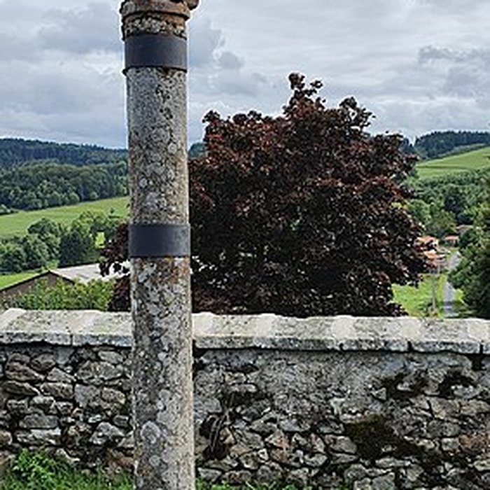 Photo de Petite croix en pierre du commencement du XVIe siècle