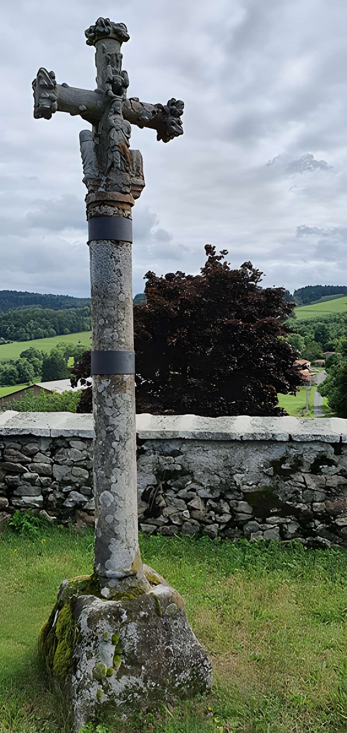 Petite croix en pierre du commencement du XVIe siècle