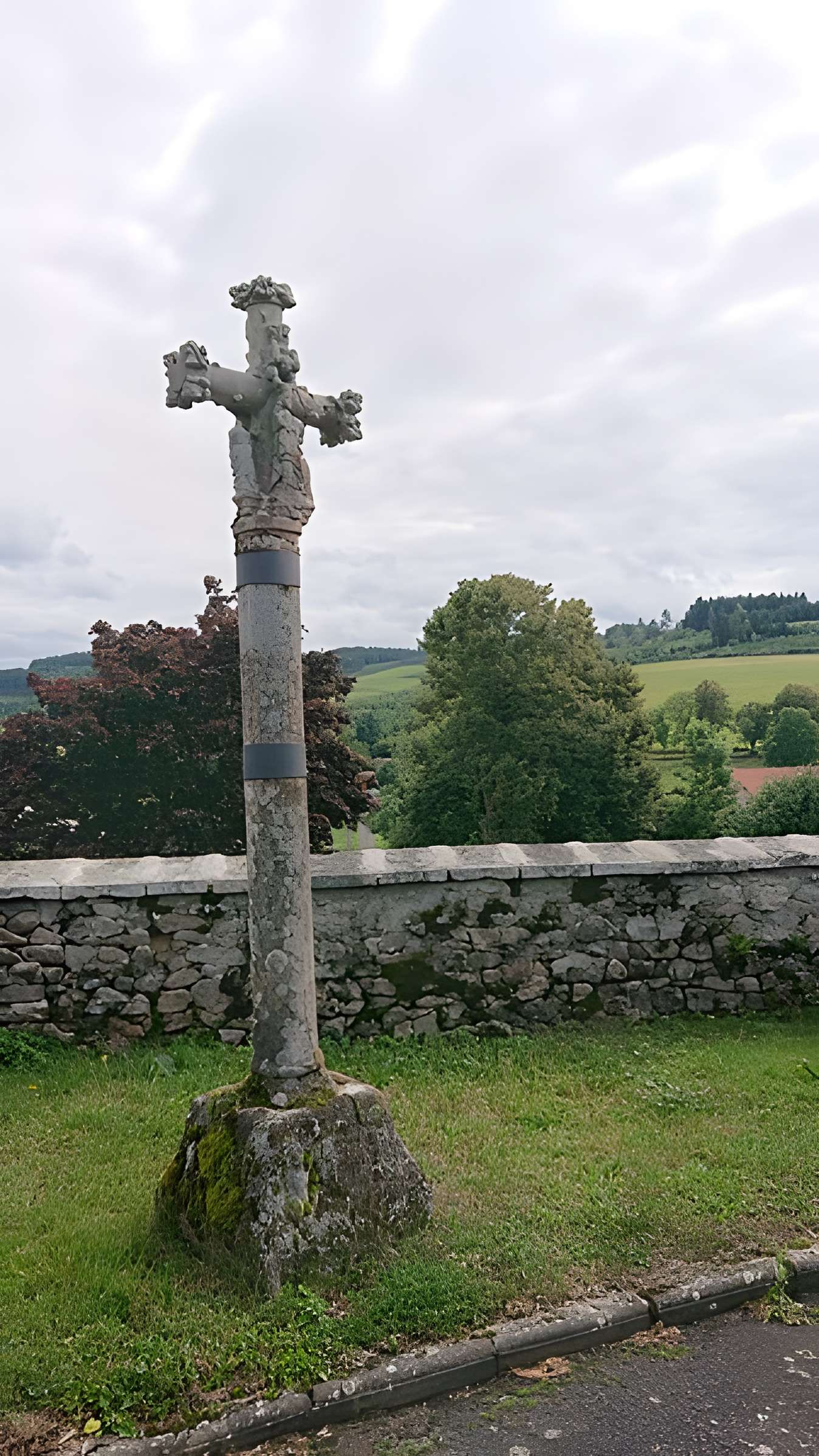 Petite croix en pierre du commencement du XVIe siècle