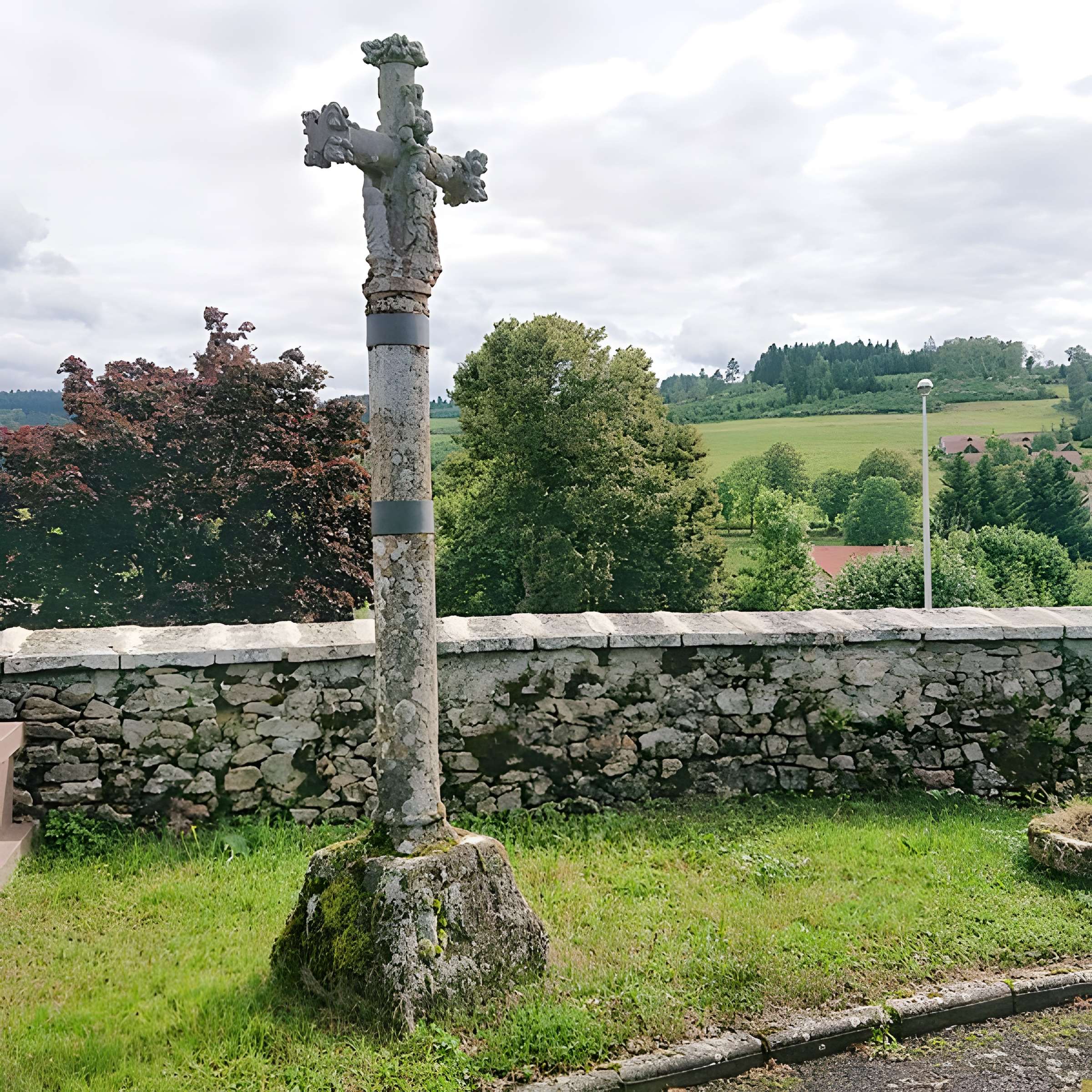 Petite croix en pierre du commencement du XVIe siècle