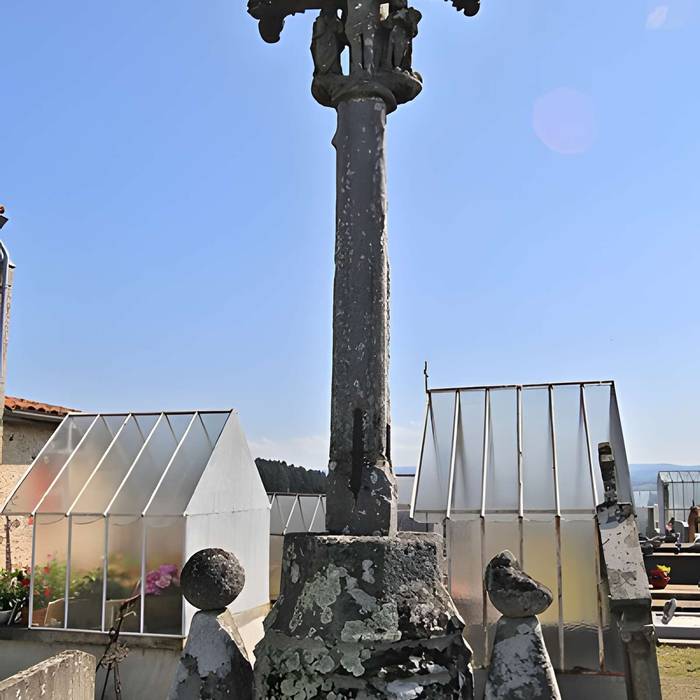 Photo de Croix de cimetière en pierre du XVIe siècle