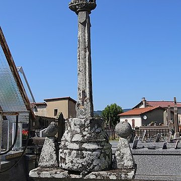 Croix de cimetière en pierre du XVIe siècle
