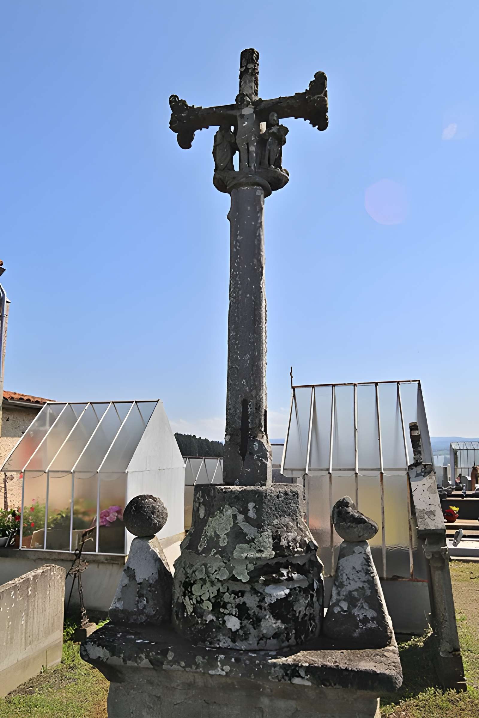Croix de cimetière en pierre du XVIe siècle