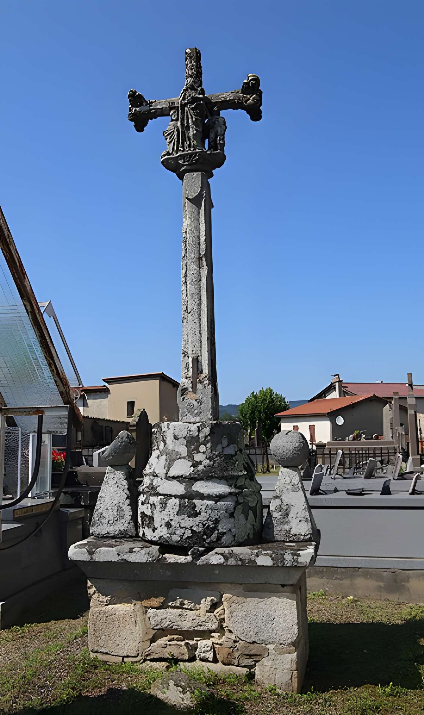 Croix de cimetière en pierre du XVIe siècle