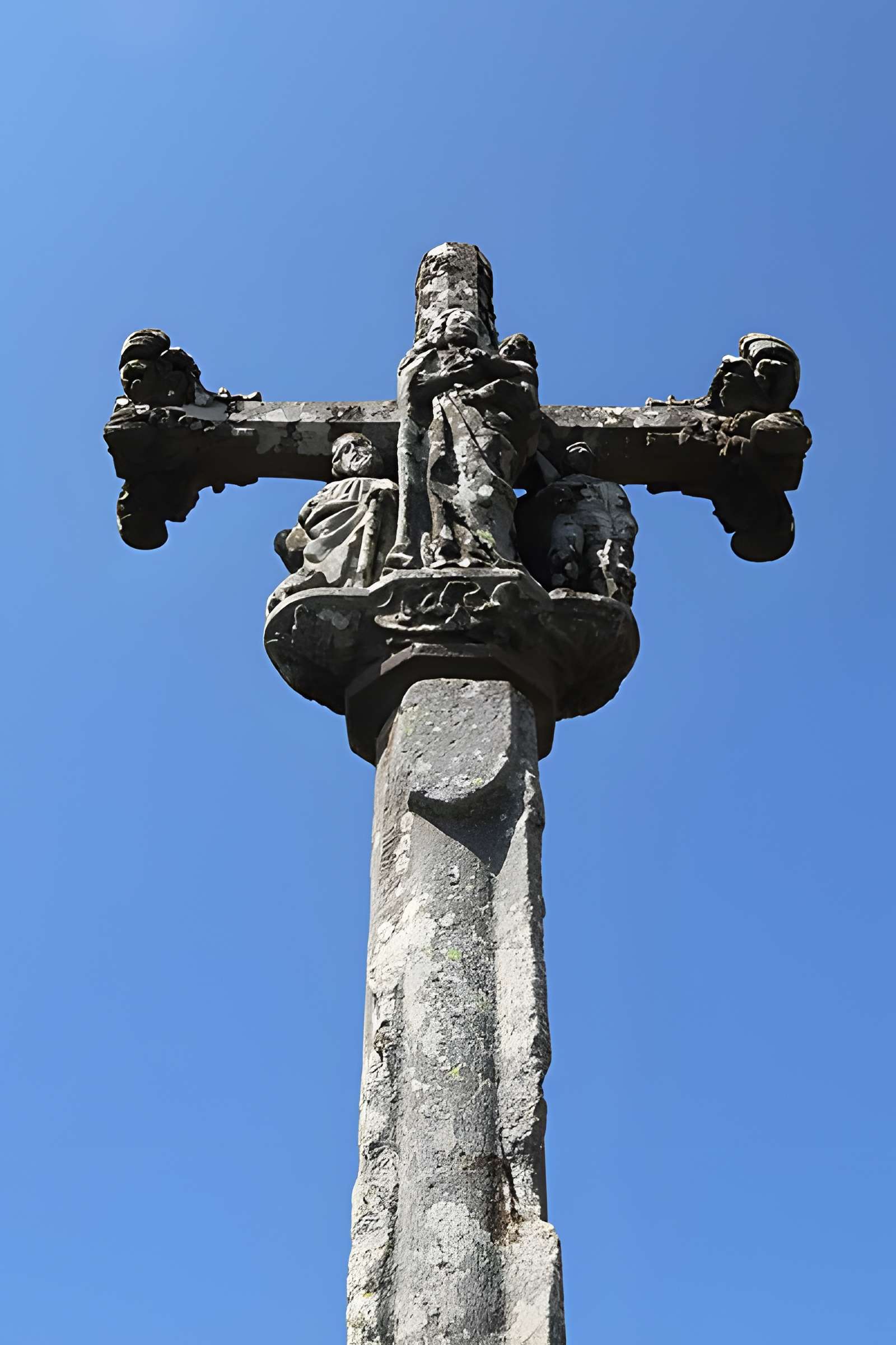 Croix de cimetière en pierre du XVIe siècle