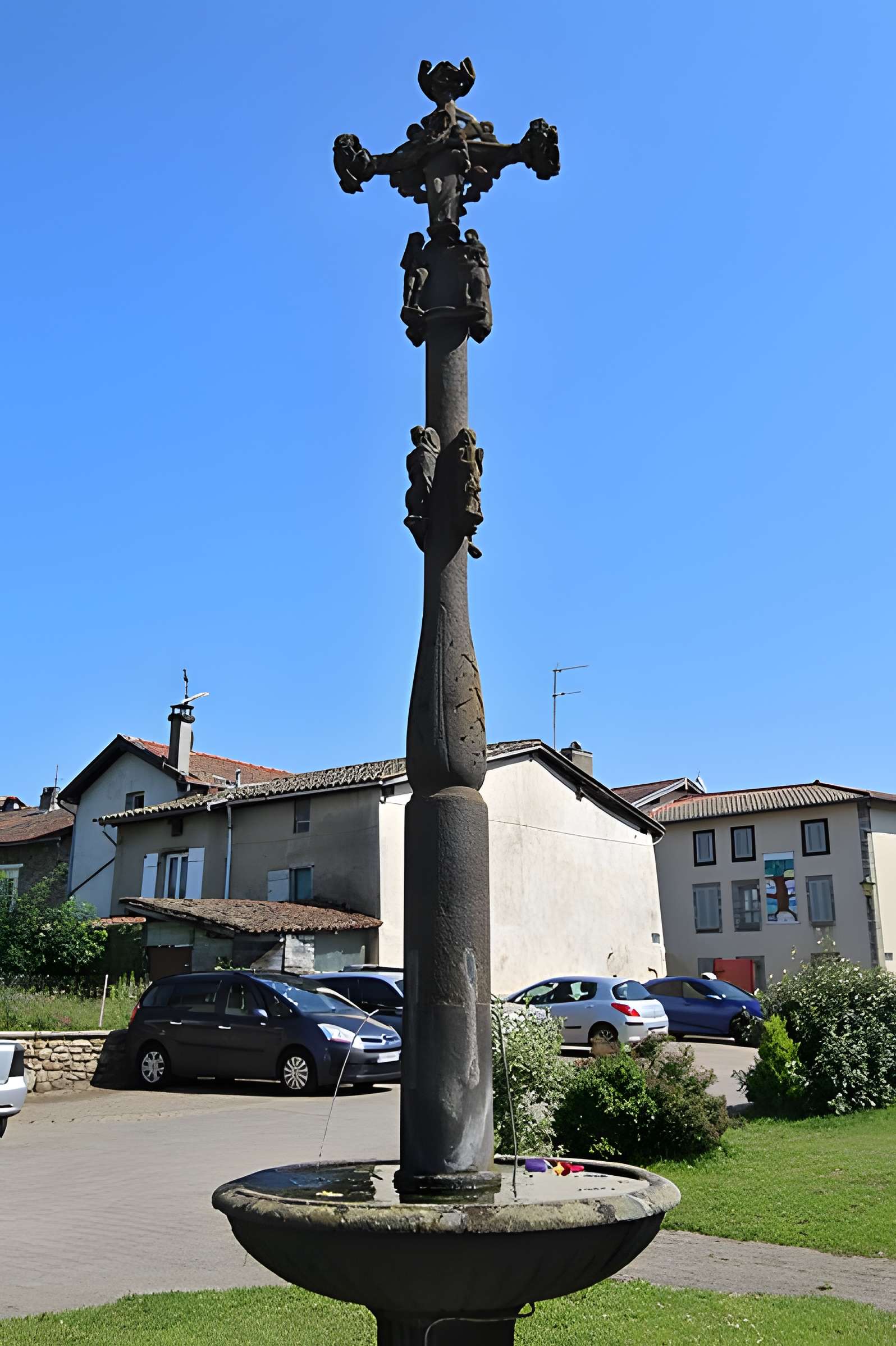 Croix en pierre du XVIe siècle