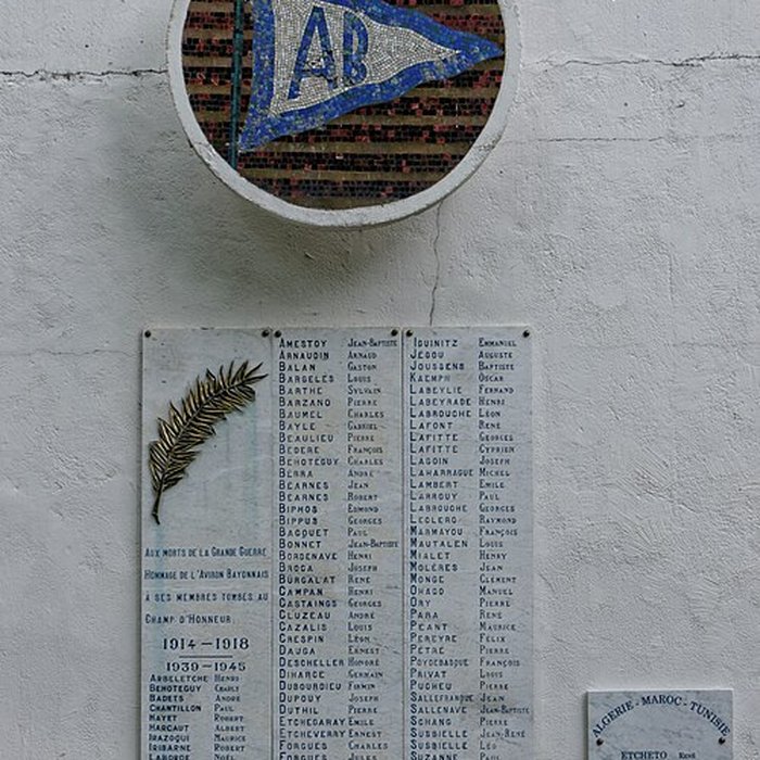 Photo de Monument aux morts de la guerre 1914-1918, situé contre les anciens remparts