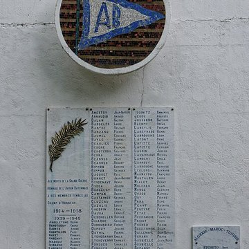 Monument aux morts de la guerre 1914-1918, situé contre les anciens remparts