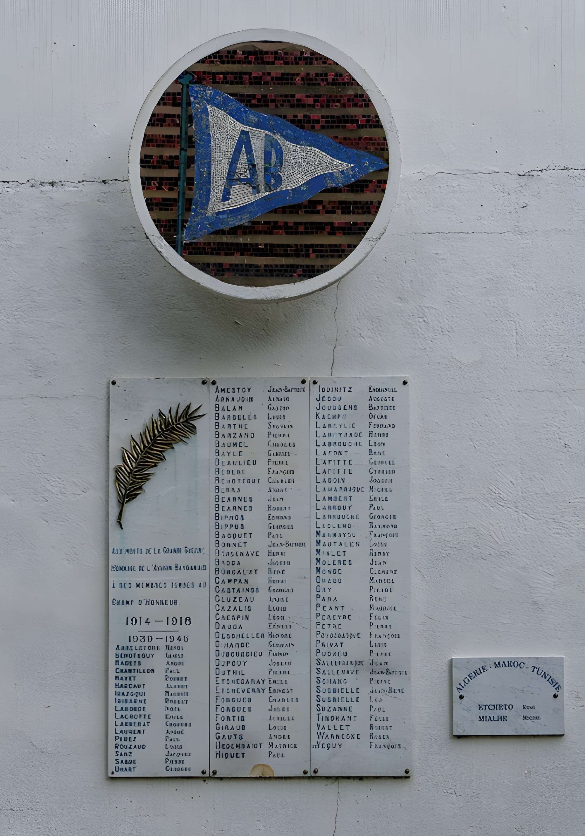 Monument aux morts de la guerre 1914-1918, situé contre les anciens remparts