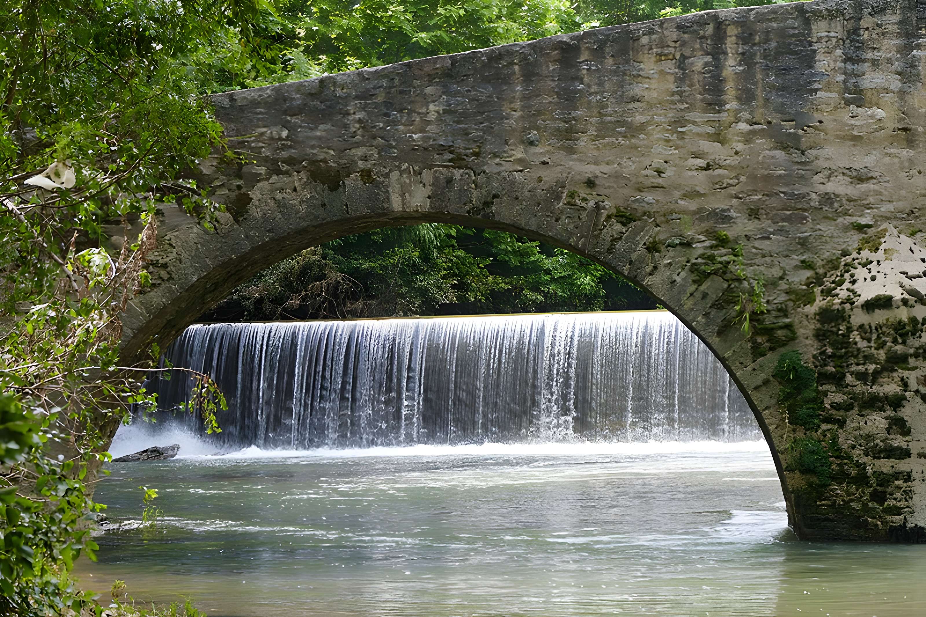 Pont ancien et Moulin de Heugas situés sur le Lihoury