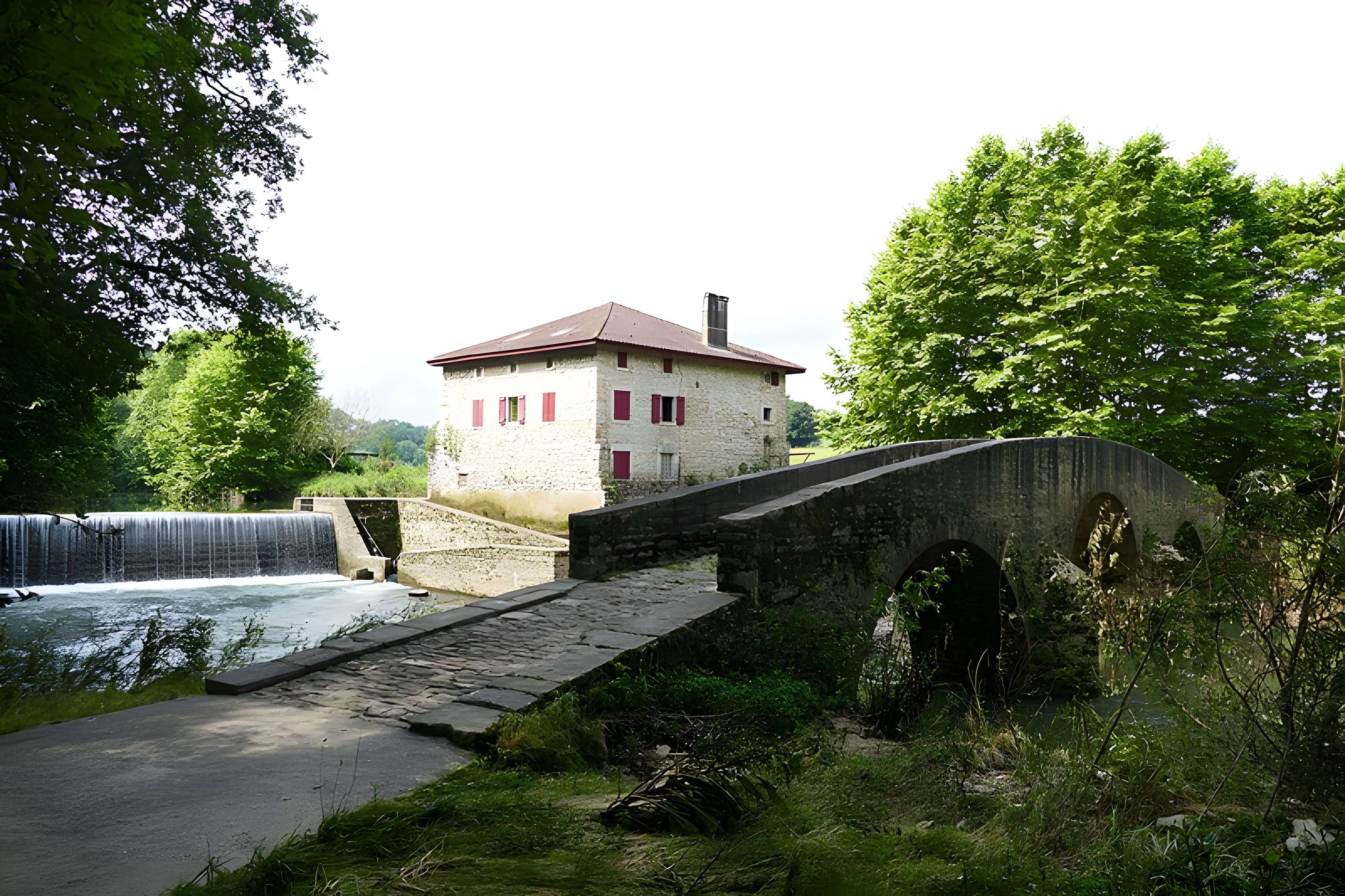 Pont ancien et Moulin de Heugas situés sur le Lihoury