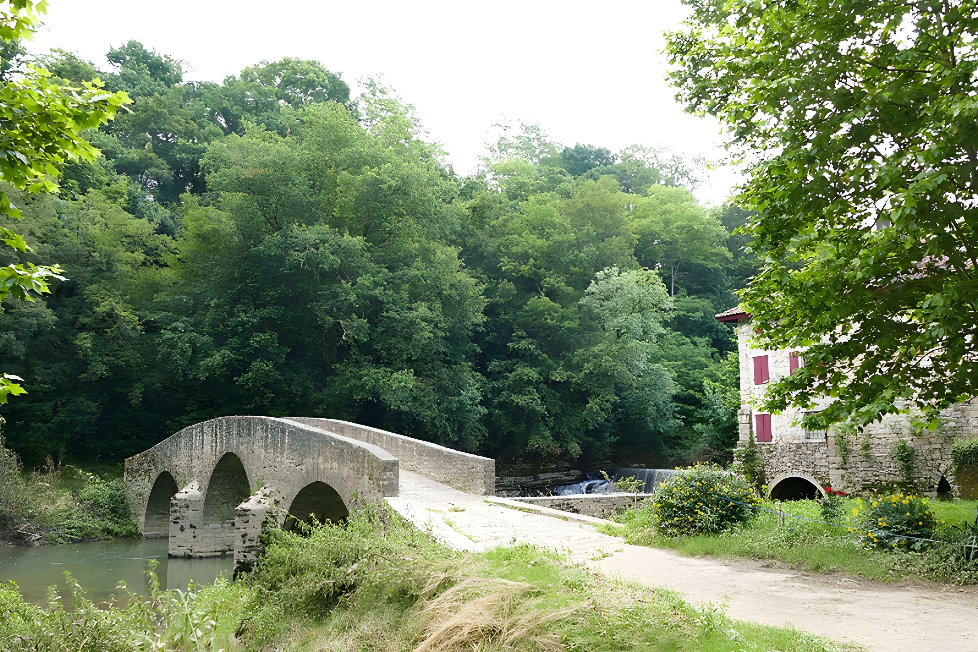 Pont ancien et Moulin de Heugas situés sur le Lihoury
