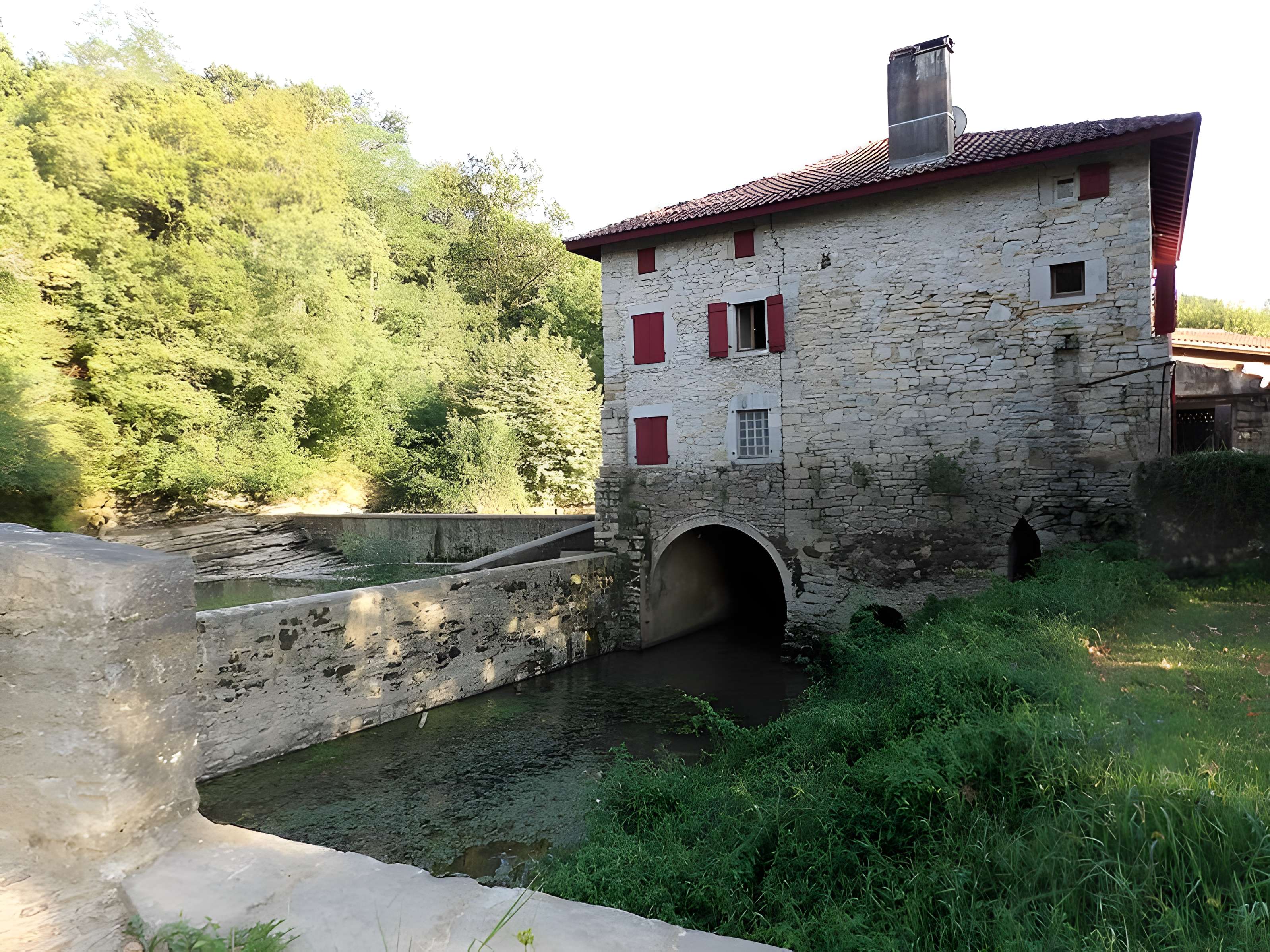 Pont ancien et Moulin de Heugas situés sur le Lihoury