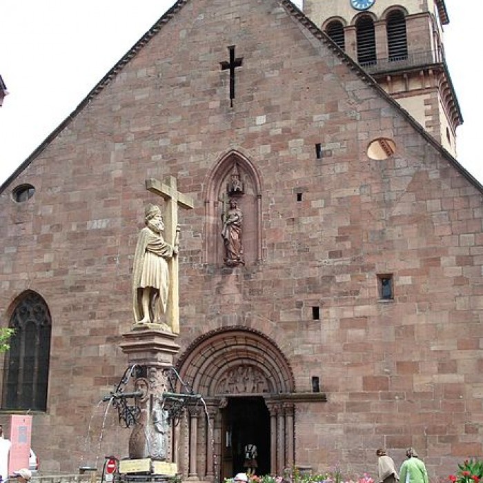 Photo de Fontaine Constantin, située devant léglise