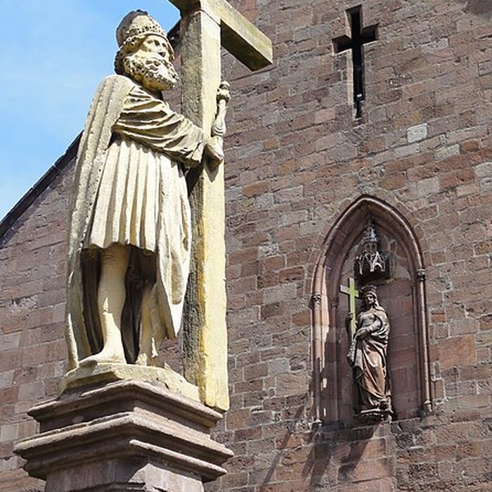 Photo de Fontaine Constantin, située devant léglise