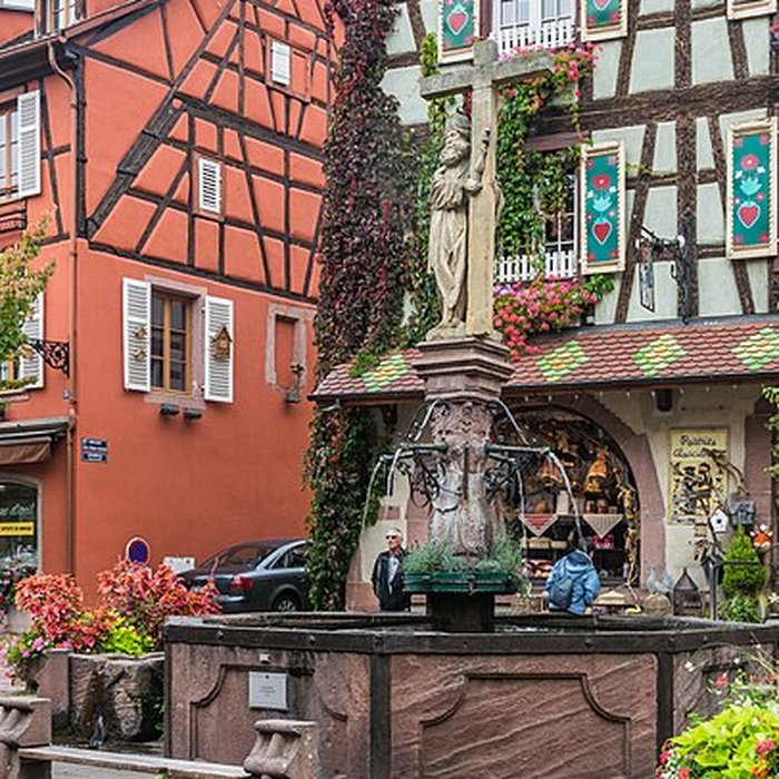 Photo de Fontaine Constantin, située devant léglise