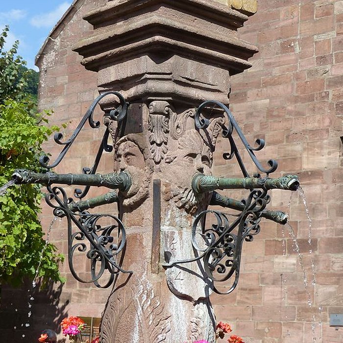 Photo de Fontaine Constantin, située devant léglise