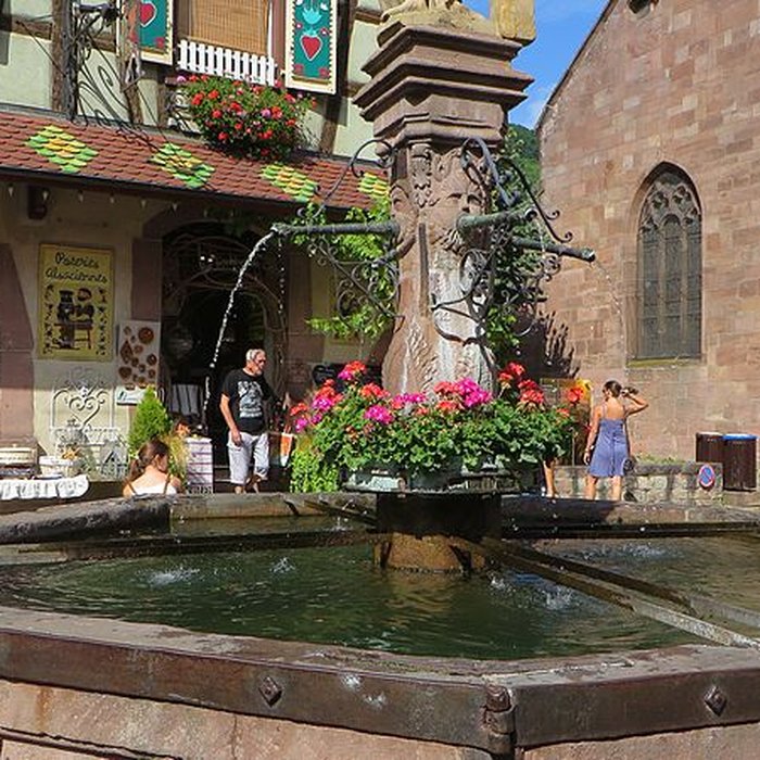 Photo de Fontaine Constantin, située devant léglise
